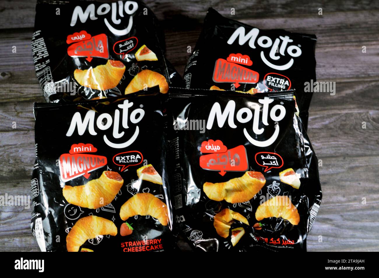 Cairo, Egitto, 4 novembre 2023: Pacchetti di mini panetterie per cheesecake alle fragole molto magnum, croissant al forno ripieni di torta al formaggio con crema di fragole, S Foto Stock