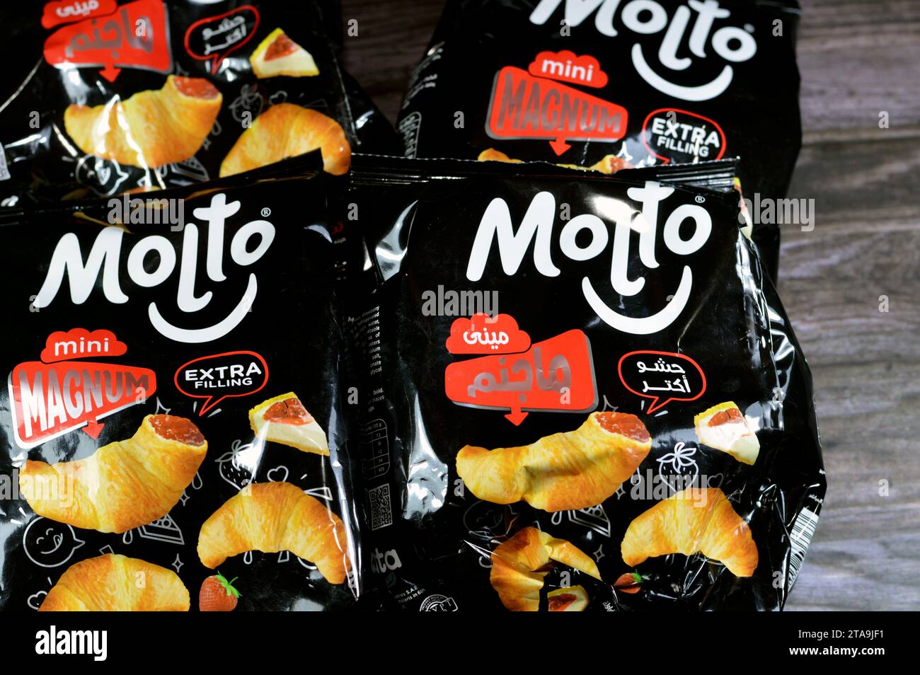 Cairo, Egitto, 4 novembre 2023: Pacchetti di mini panetterie per cheesecake alle fragole molto magnum, croissant al forno ripieni di torta al formaggio con crema di fragole, S Foto Stock
