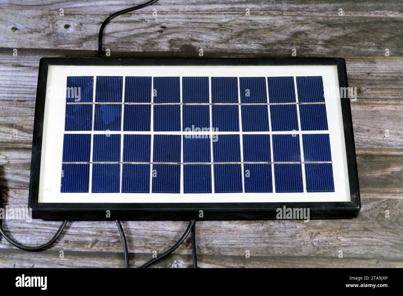 Un pannello solare, un dispositivo che converte la luce solare in elettricità utilizzando celle fotovoltaiche (PV) realizzate con materiali che generano elettroni quando Foto Stock