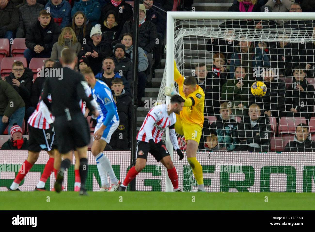 Anthony Patterson di Sunderland non può fermare l'Michał attacco di Huddersfield Town per il 1-0 Huddersfield durante la partita del campionato Sky Bet tra Sunderland e Huddersfield Town allo Stadio di Light, Sunderland mercoledì 29 novembre 2023. (Foto: Scott Llewellyn | mi News) crediti: MI News & Sport /Alamy Live News Foto Stock