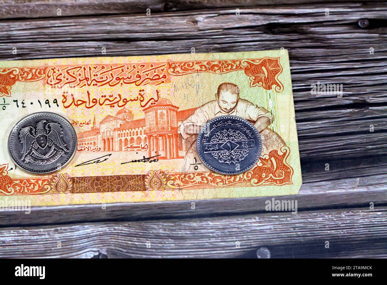 Moneta siriana sfondo di vecchie monete e banconote di Livres Liras di epoche diverse, vecchie monete e banconote retrò della Siria, tasso di cambio, eco Foto Stock