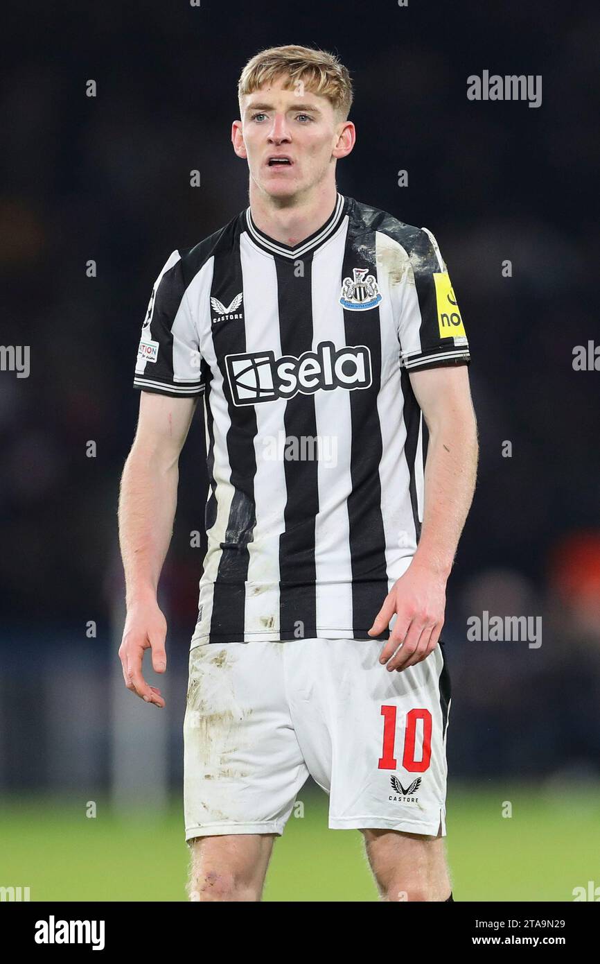 Parigi, Francia. 28 novembre 2023. Il centrocampista del Newcastle United Anthony Gordon (10) durante il Paris Saint-Germain FC contro Newcastle United FC UEFA Champions League Round 1 partita del gruppo F al Parc de Princes, Parigi, Francia il 28 novembre 2023 credito: Every Second Media/Alamy Live News Foto Stock