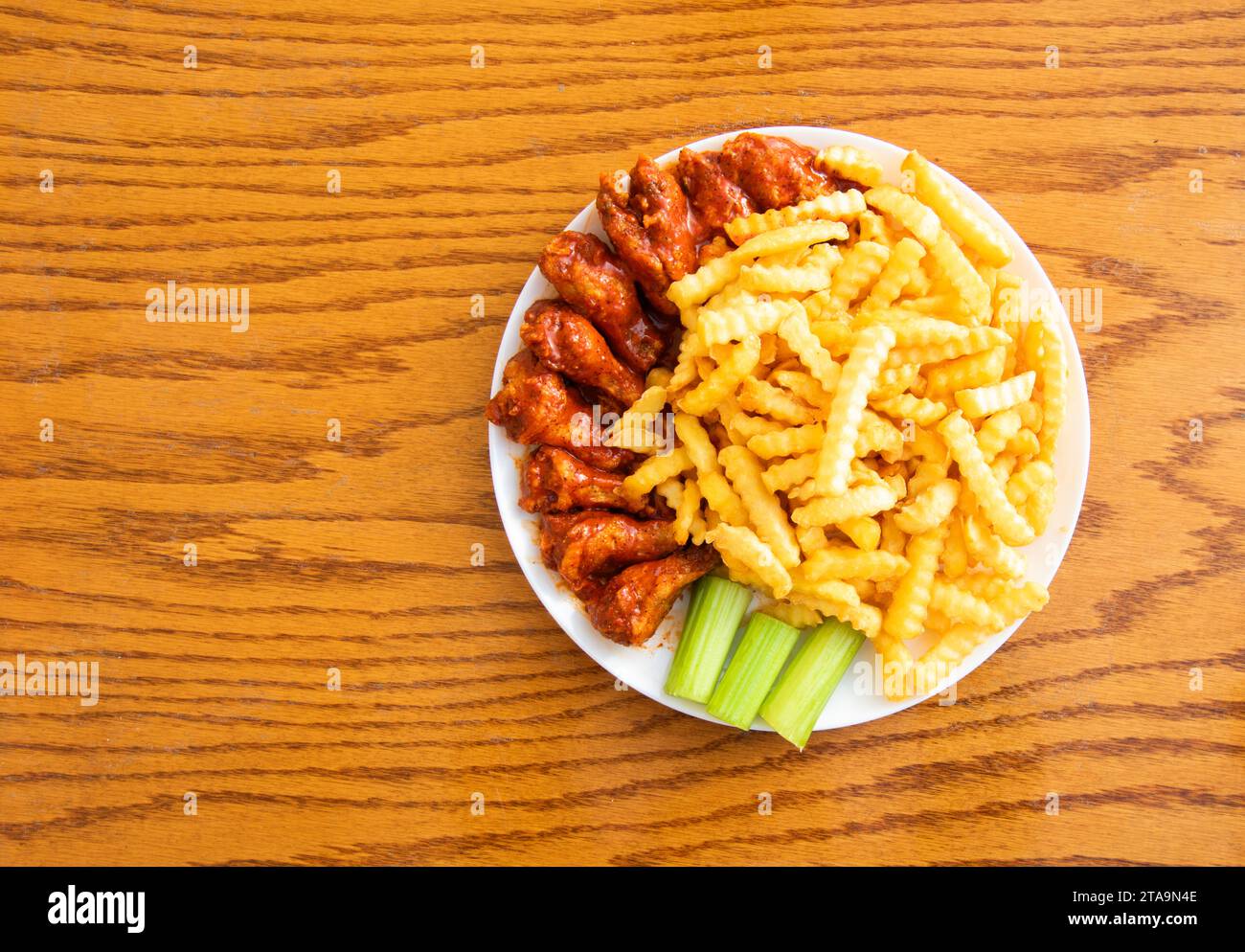 Ala calda con patatine fritte Foto Stock