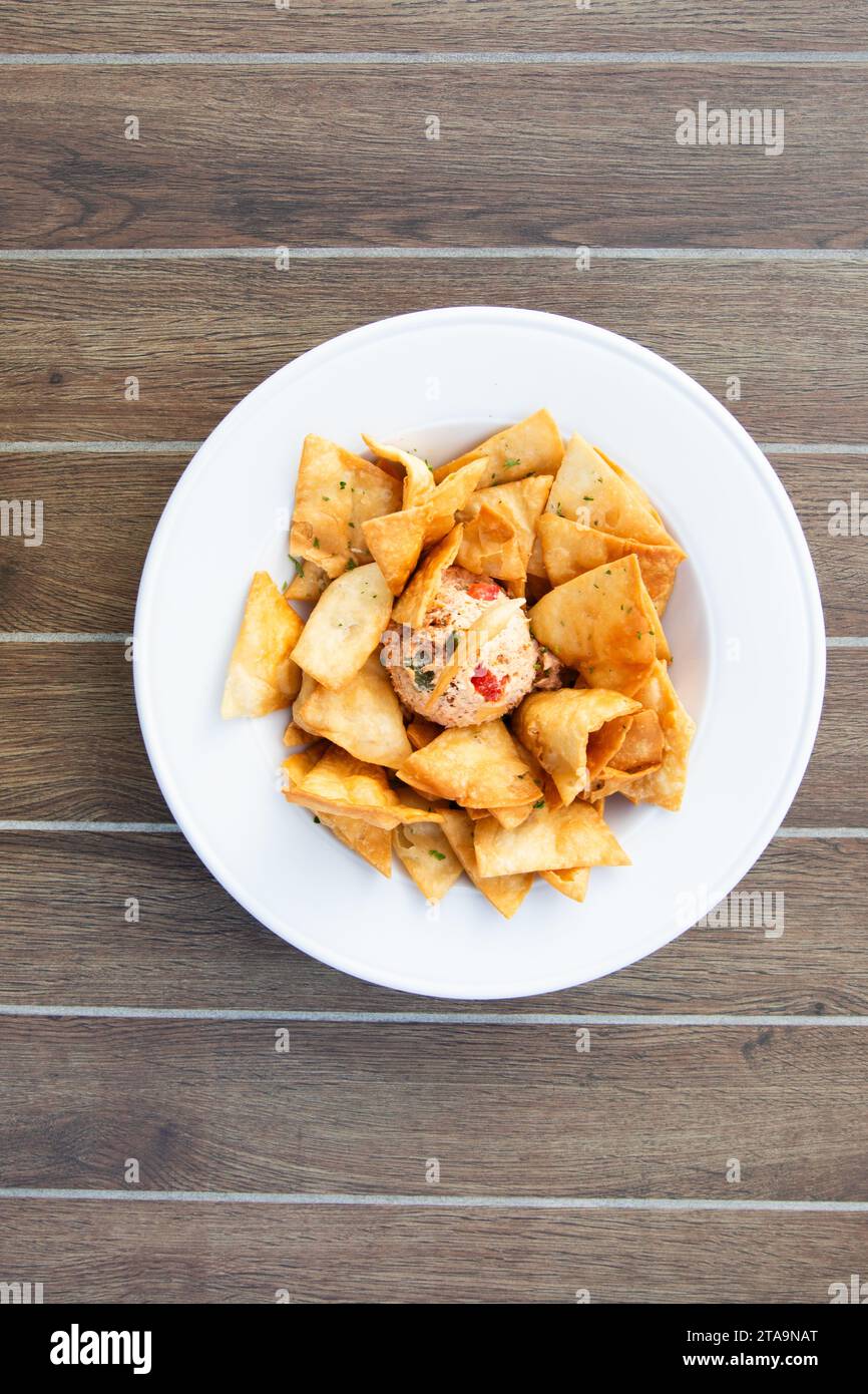 Salmone e patatine fritte sul tavolo Foto Stock