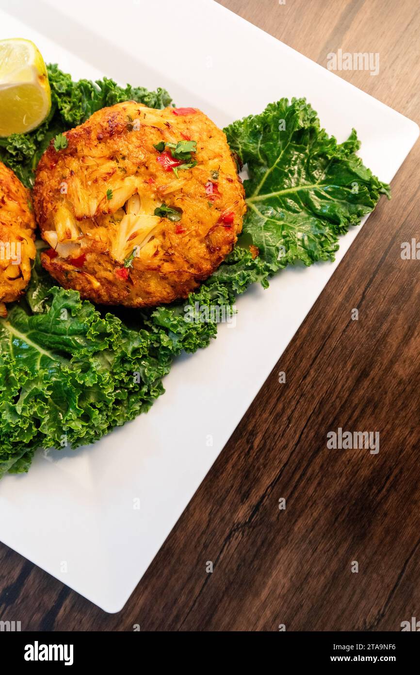 Big Crab Cake con Kale Foto Stock