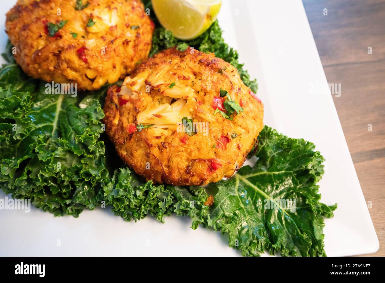 Big Crab Cake con Kale Foto Stock
