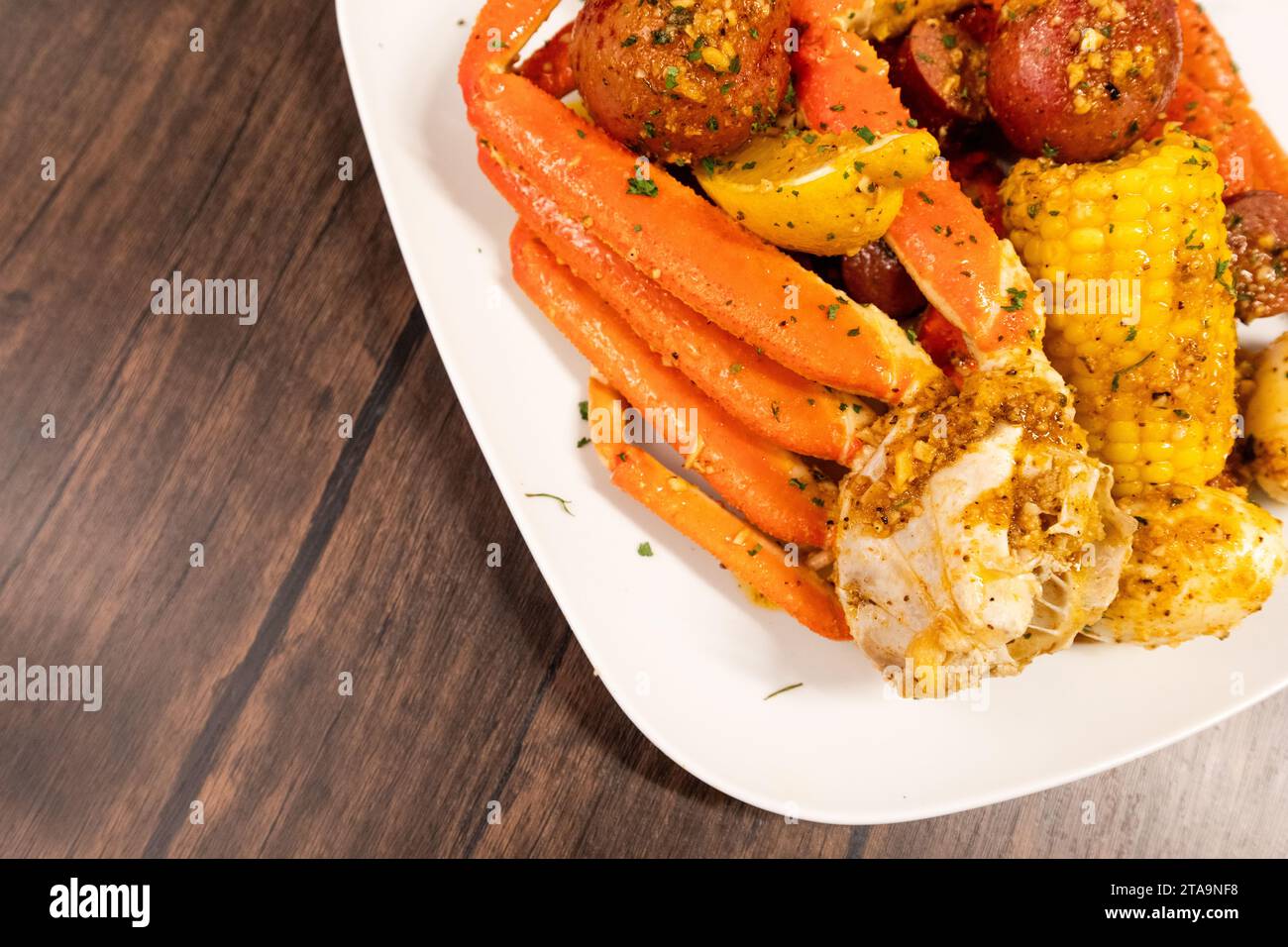 Bollitura speciale di granchio e salsiccia Foto Stock