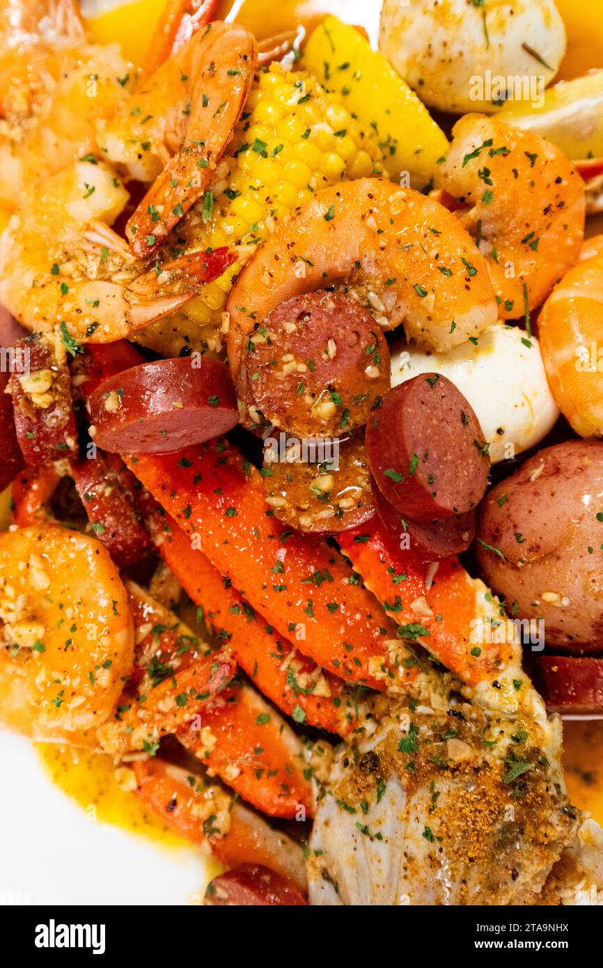 Bollitura di pesce fresco su piatto bianco Foto Stock