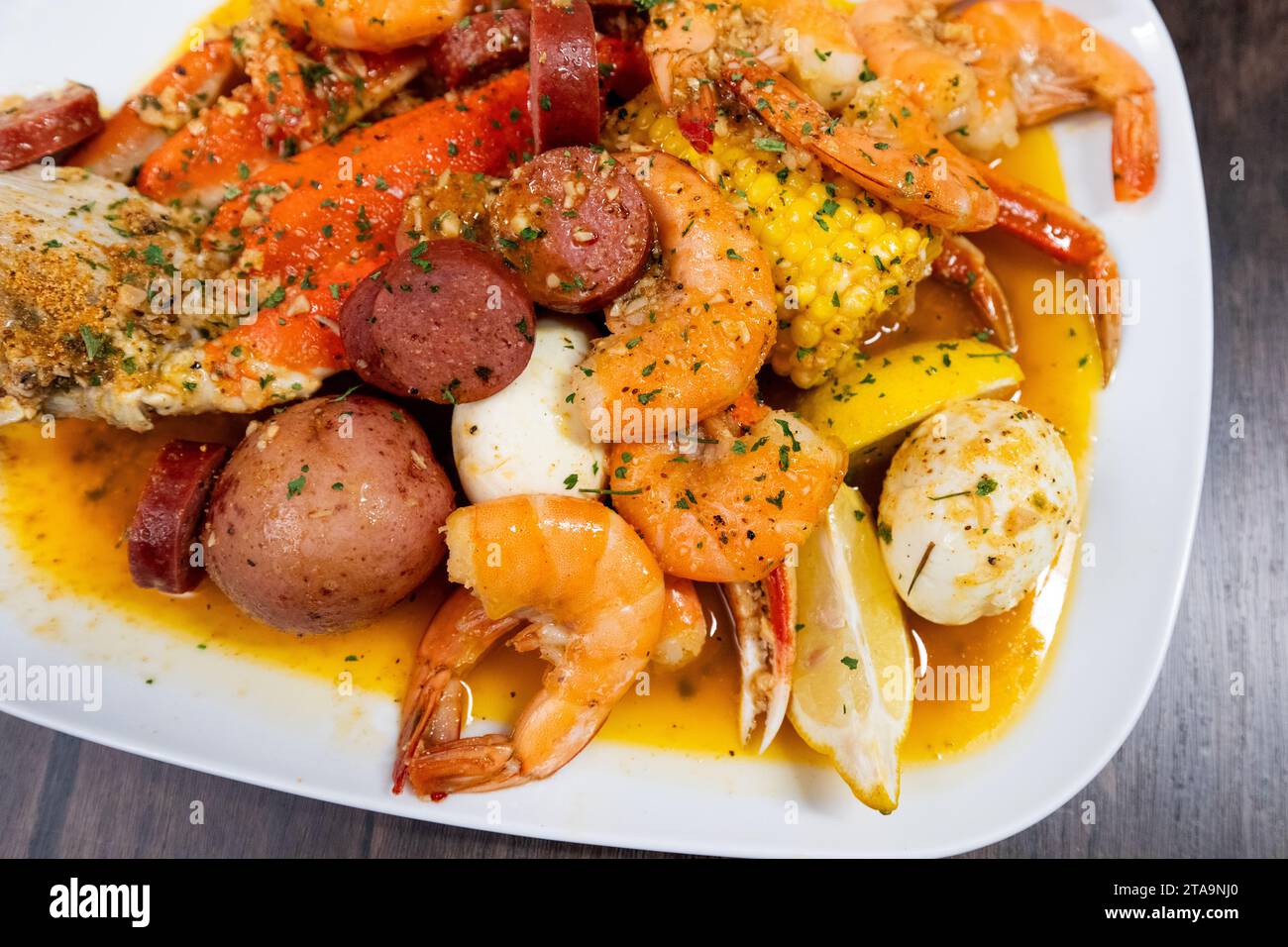 Bollitura di pesce fresco su piatto bianco Foto Stock