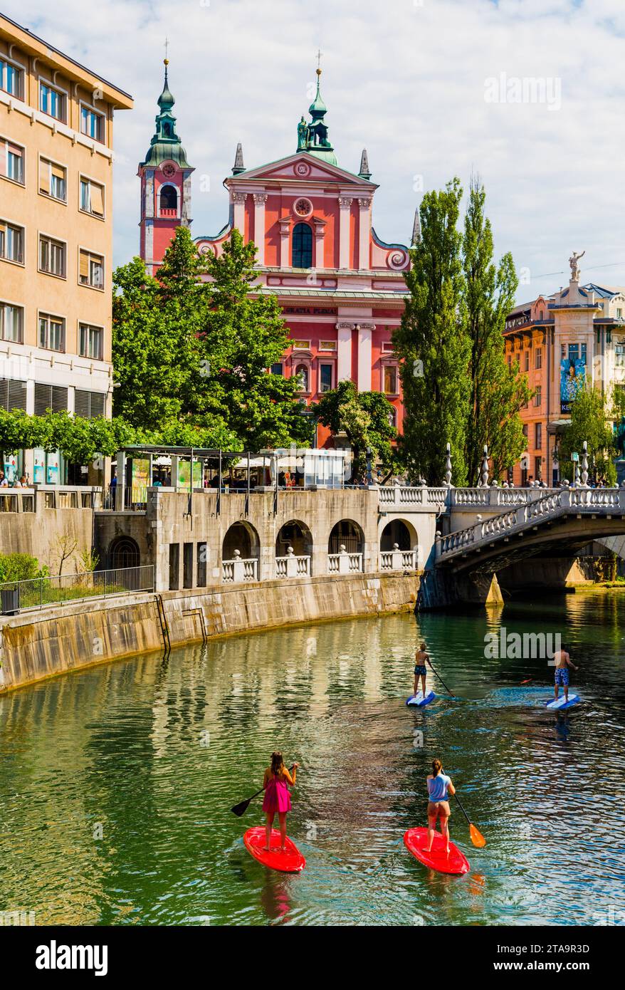 Persone con tavole da paddle sul fiume locale, Lubiana, Slovenia Foto Stock