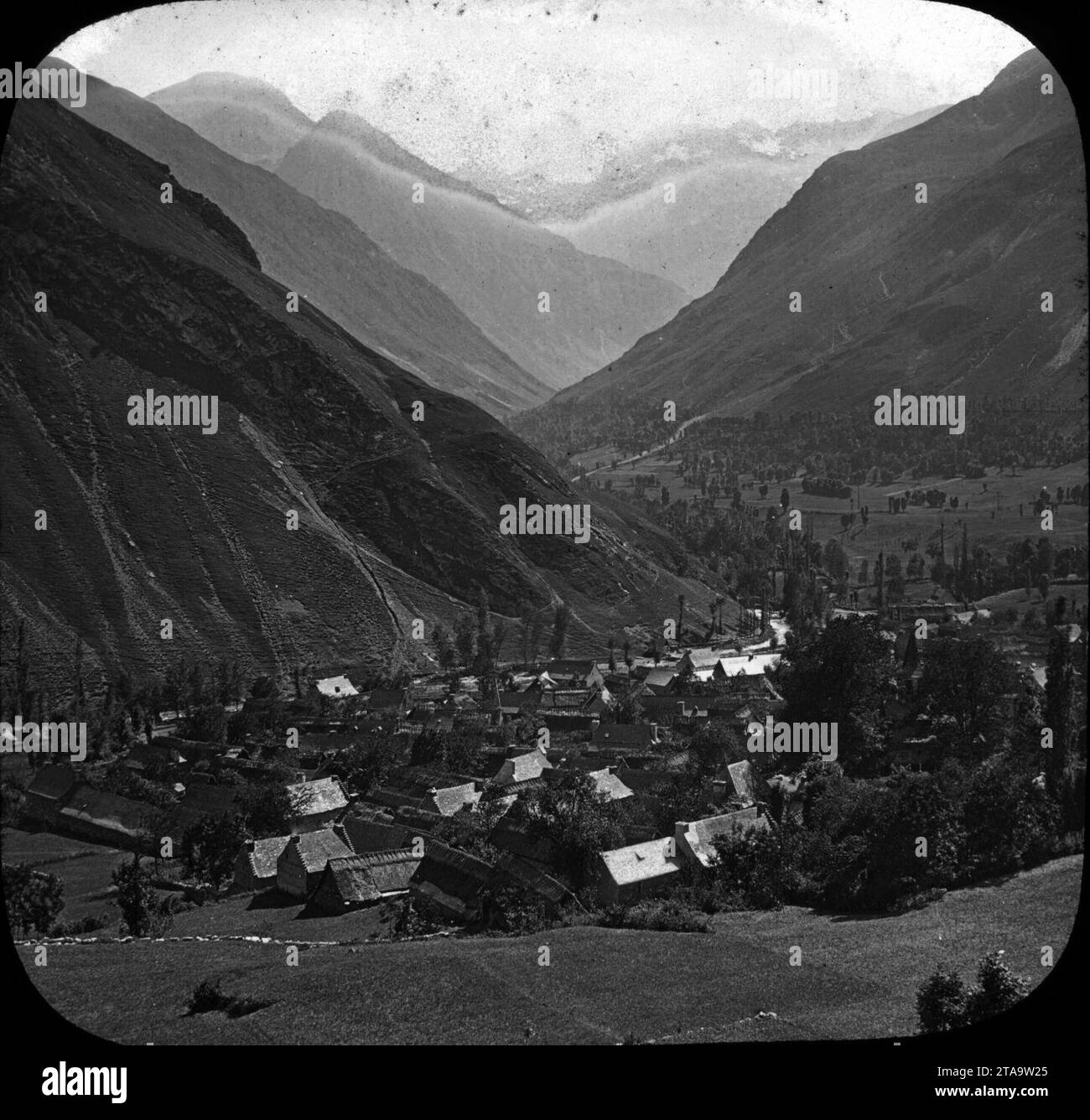 Village et vallée d'Oô. Foto Stock