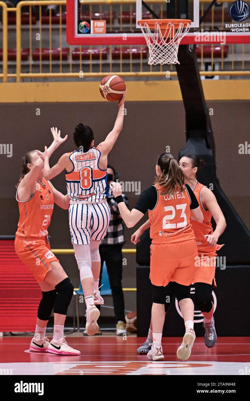 Costanza Verona in azione durante la Beretta Famila Schio vs Valencia Basket, Basket Euroleague Women Match a Schio (vi), Italia, novembre 29 2023 Foto Stock