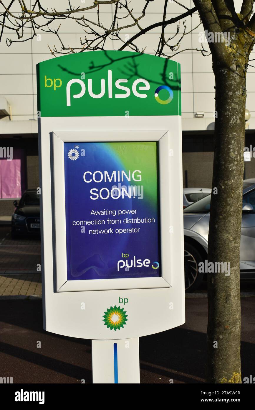 Firma per la stazione di ricarica BP Pulse: "BP Pulse sarà disponibile a breve! In attesa del collegamento di alimentazione dall'operatore della rete di distribuzione". Foto Stock