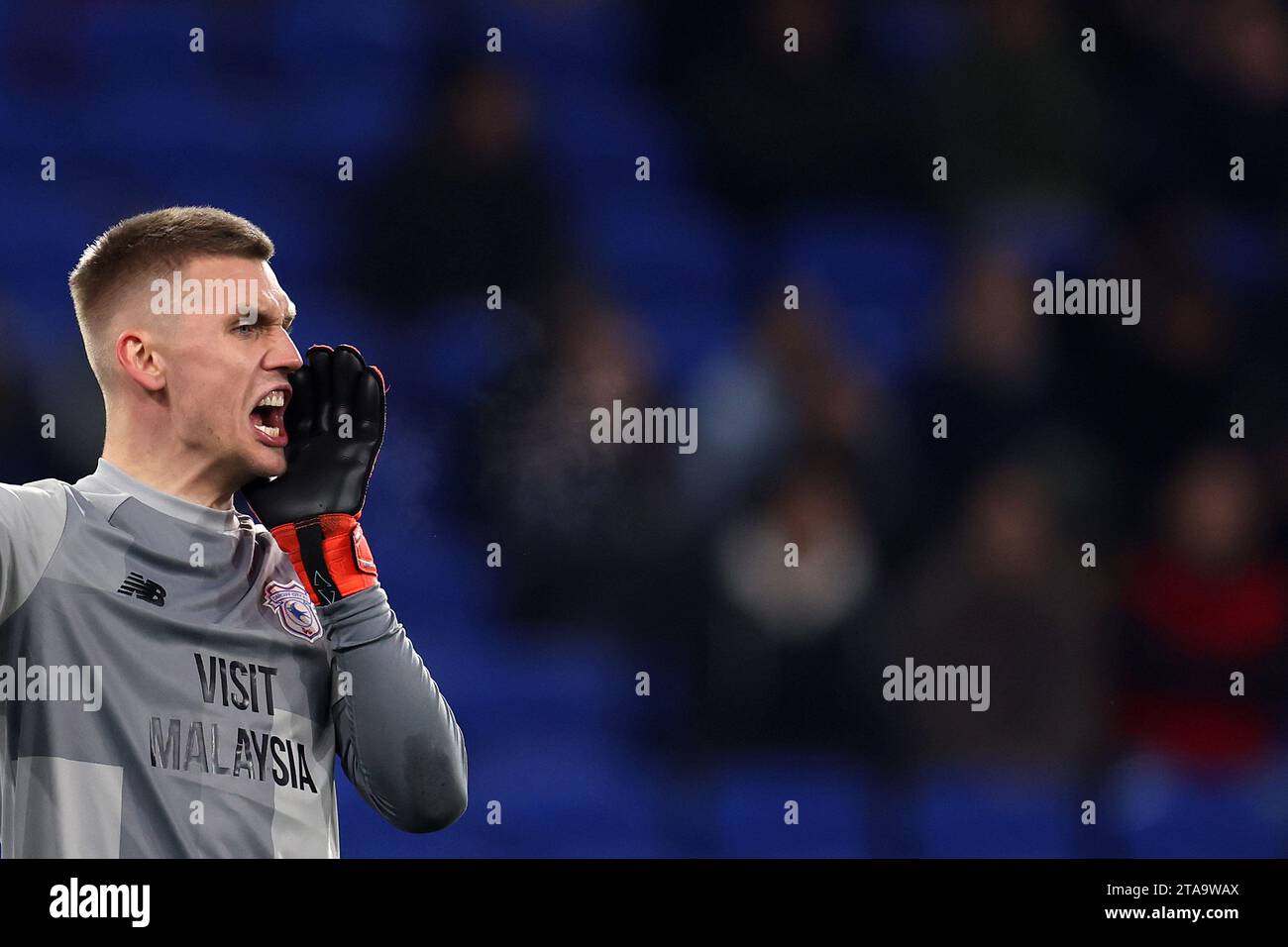 Cardiff, Regno Unito. 28 novembre 2023. Alex Runarsson, il portiere del Cardiff City in azione. Partita del campionato EFL Skybet, Cardiff City contro West Bromwich Albion al Cardiff City Stadium di Cardiff, Galles, martedì 28 novembre 2023. Questa immagine può essere utilizzata solo per scopi editoriali. Solo per uso editoriale, foto di Andrew Orchard/Andrew Orchard fotografia sportiva/Alamy Live news credito: Andrew Orchard fotografia sportiva/Alamy Live News Foto Stock