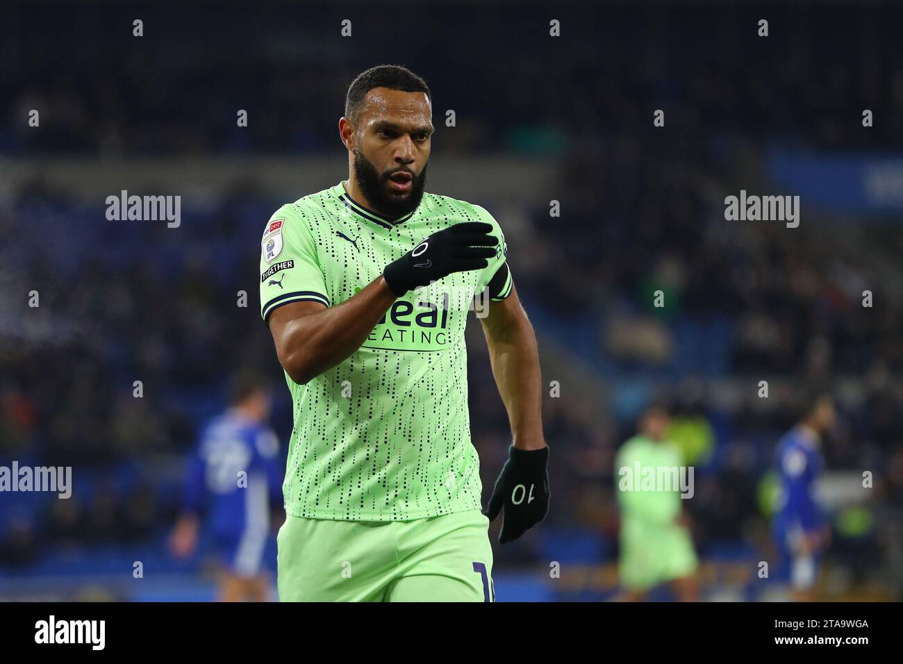 Cardiff, Regno Unito. 28 novembre 2023. Matt Phillips di West Bromwich Albion guarda. Partita del campionato EFL Skybet, Cardiff City contro West Bromwich Albion al Cardiff City Stadium di Cardiff, Galles, martedì 28 novembre 2023. Questa immagine può essere utilizzata solo per scopi editoriali. Solo per uso editoriale, foto di Andrew Orchard/Andrew Orchard fotografia sportiva/Alamy Live news credito: Andrew Orchard fotografia sportiva/Alamy Live News Foto Stock