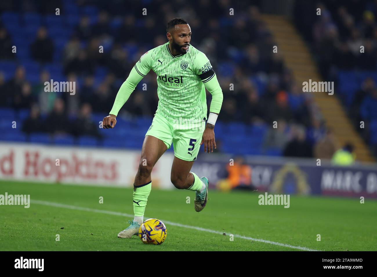 Cardiff, Regno Unito. 28 novembre 2023. Kyle Bartley di West Bromwich Albion in azione. Partita del campionato EFL Skybet, Cardiff City contro West Bromwich Albion al Cardiff City Stadium di Cardiff, Galles, martedì 28 novembre 2023. Questa immagine può essere utilizzata solo per scopi editoriali. Solo per uso editoriale, foto di Andrew Orchard/Andrew Orchard fotografia sportiva/Alamy Live news credito: Andrew Orchard fotografia sportiva/Alamy Live News Foto Stock