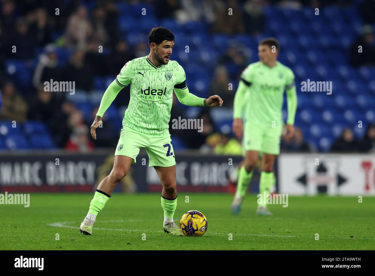 Cardiff, Regno Unito. 28 novembre 2023. Alex Mowatt di West Bromwich Albion in azione. Partita del campionato EFL Skybet, Cardiff City contro West Bromwich Albion al Cardiff City Stadium di Cardiff, Galles, martedì 28 novembre 2023. Questa immagine può essere utilizzata solo per scopi editoriali. Solo per uso editoriale, foto di Andrew Orchard/Andrew Orchard fotografia sportiva/Alamy Live news credito: Andrew Orchard fotografia sportiva/Alamy Live News Foto Stock