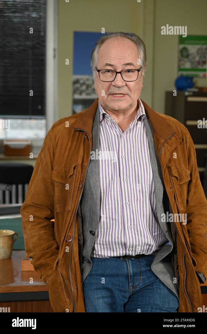 Schauspieler Hartmut volle posiert am set der ARD serie Rentnercops *** l'attore Hartmut volle posa sul set della serie ARD Rentnercops Credit: Imago/Alamy Live News Foto Stock