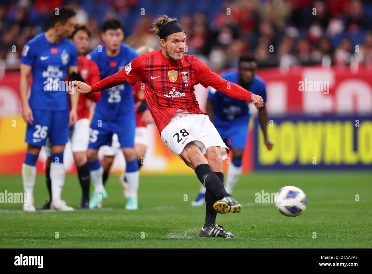 Saitama, Giappone. 29 novembre 2023. Alexander Scholz (Reds) calcio/calcio : AFC Champions League 2023-24 fase a gironi tra Urawa Red Diamonds 2-1 Wuhan Three Towns Football Club al Saitama Stadium 2002 a Saitama, Giappone . Crediti: Naoki Morita/AFLO SPORT/Alamy Live News Foto Stock
