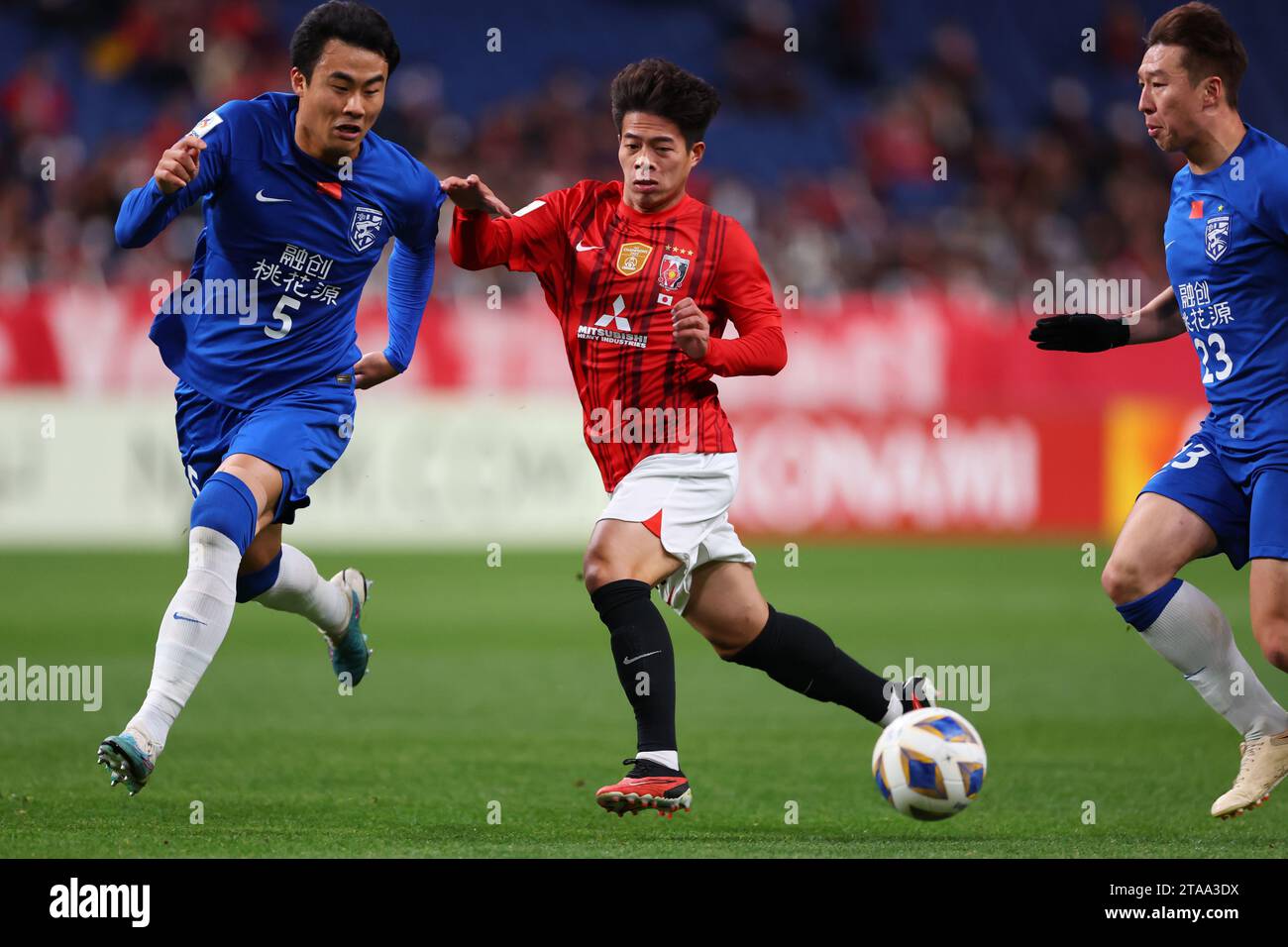 Saitama, Giappone. 29 novembre 2023. Ekanit Panya (Reds) calcio/calcio : AFC Champions League 2023-24 fase a gironi tra Urawa Red Diamonds 2-1 Wuhan Three Towns Football Club al Saitama Stadium 2002 a Saitama, Giappone . Crediti: Naoki Morita/AFLO SPORT/Alamy Live News Foto Stock