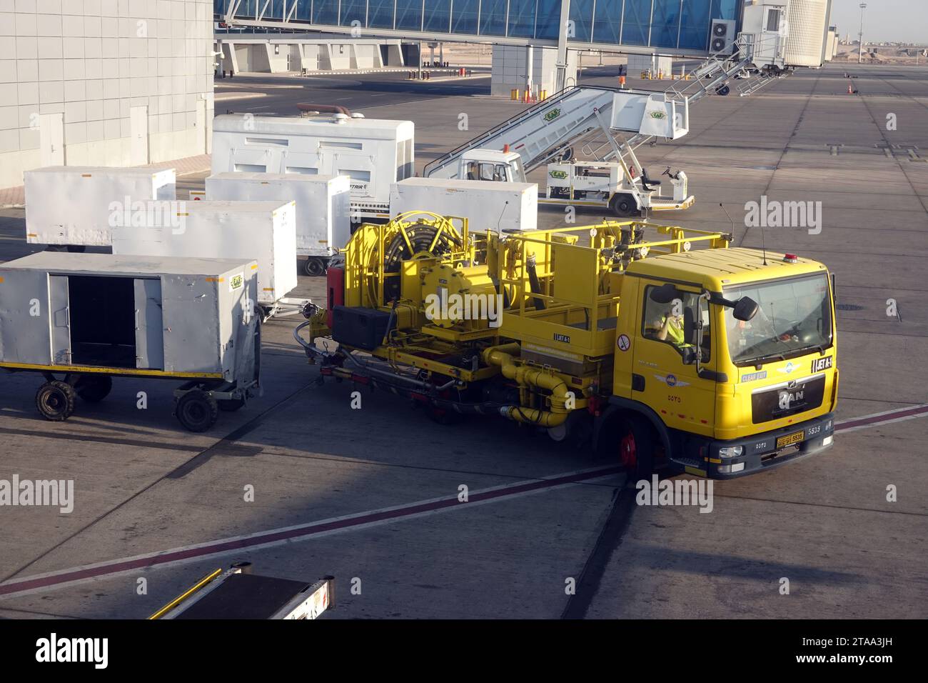 Kerosin-Tankwagen am Flughafen Hurghada, Ägypten Foto Stock