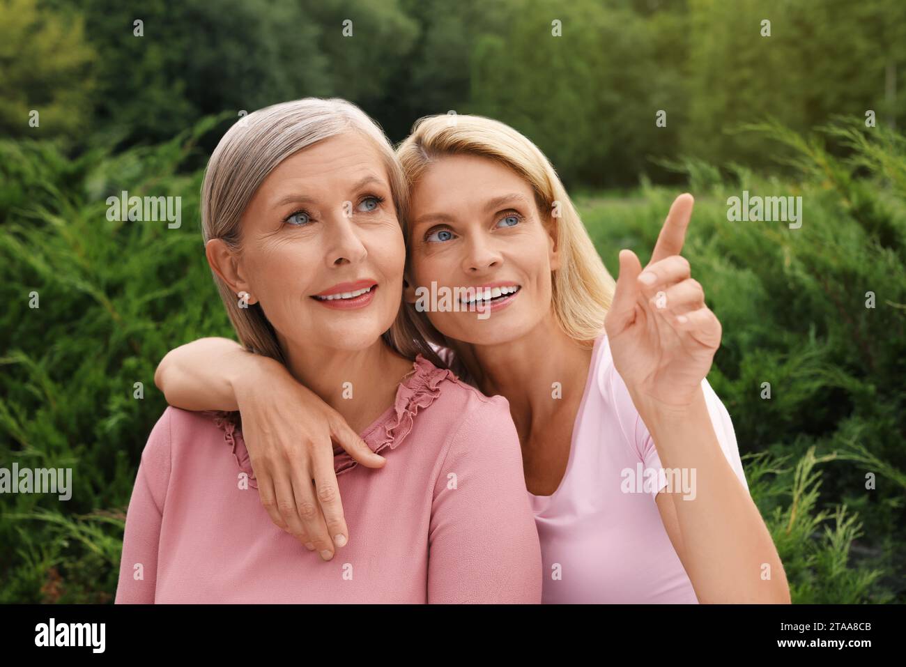 Felice madre matura e sua figlia all'aperto Foto Stock