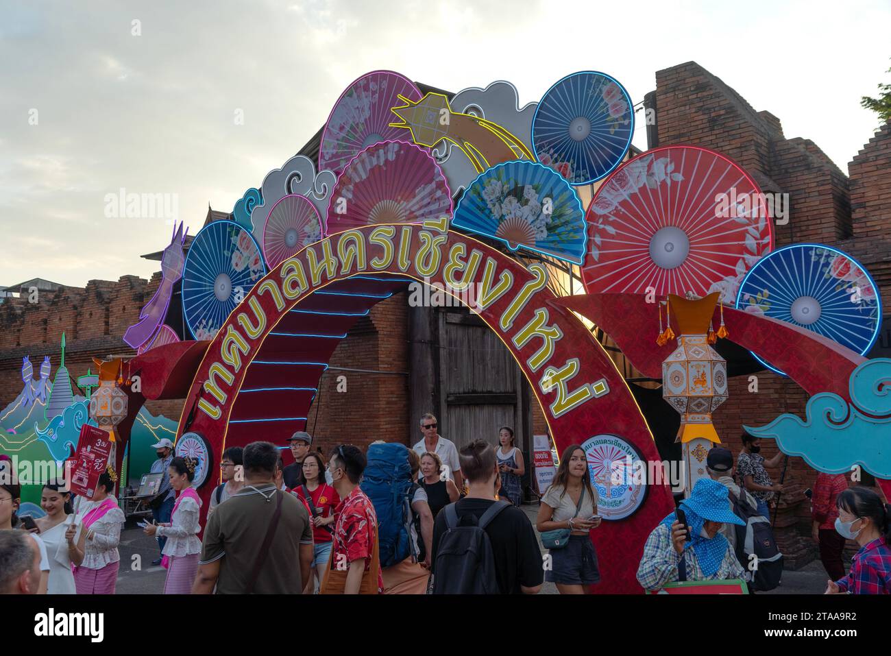 CHIANGMAI - 28 NOVEMBRE 2023 : Loy Krathong o Yee Peng festival, il festival annuale che si tiene il 28 novembre 2023 a Chiang-mai, Thailandia. Foto Stock