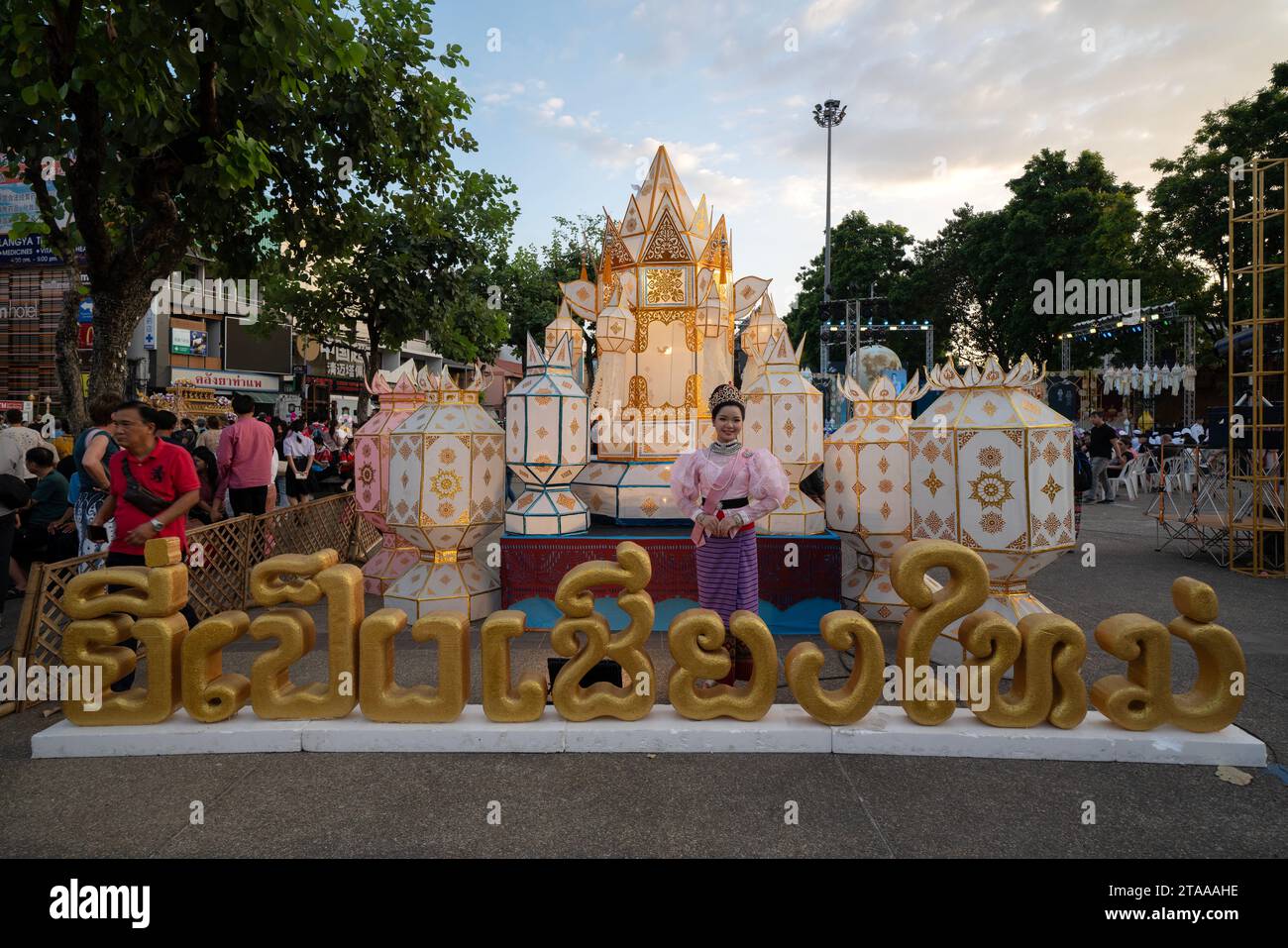 CHIANGMAI - 28 NOVEMBRE 2023 : Loy Krathong o Yee Peng festival, il festival annuale che si tiene il 28 novembre 2023 a Chiang-mai, Thailandia. Foto Stock
