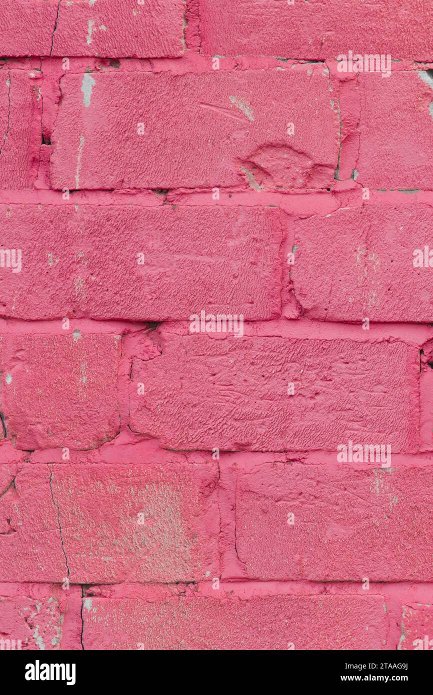 Vecchi blocchi in silicato per muratura colore parete sfondo con struttura di vernice rosa. Foto Stock