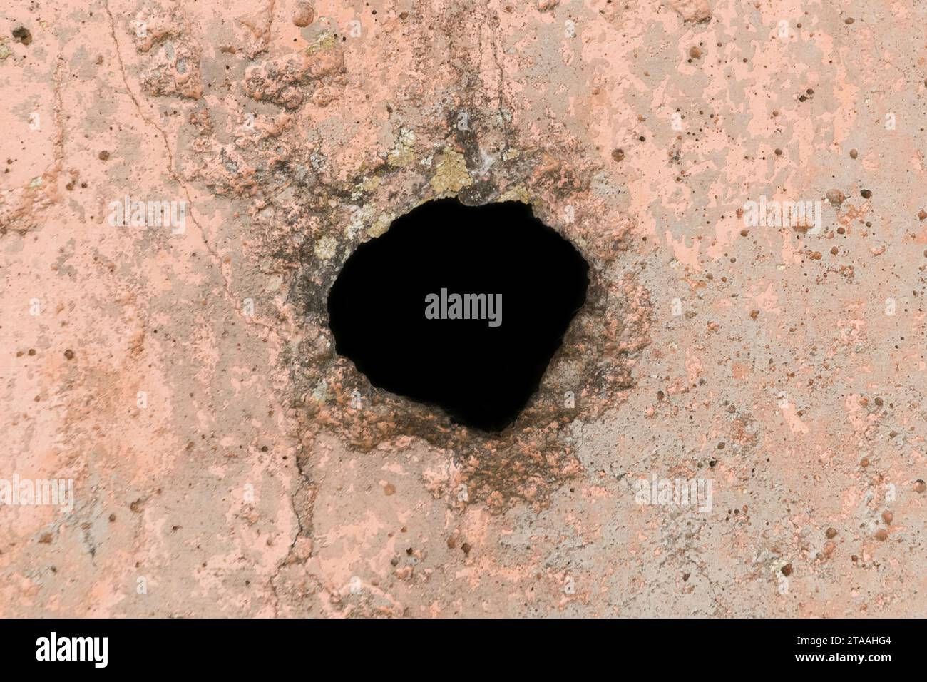 Cerchio di foro rotondo in calcestruzzo vecchio muro sporco, isolato nero, primo piano. Foto Stock