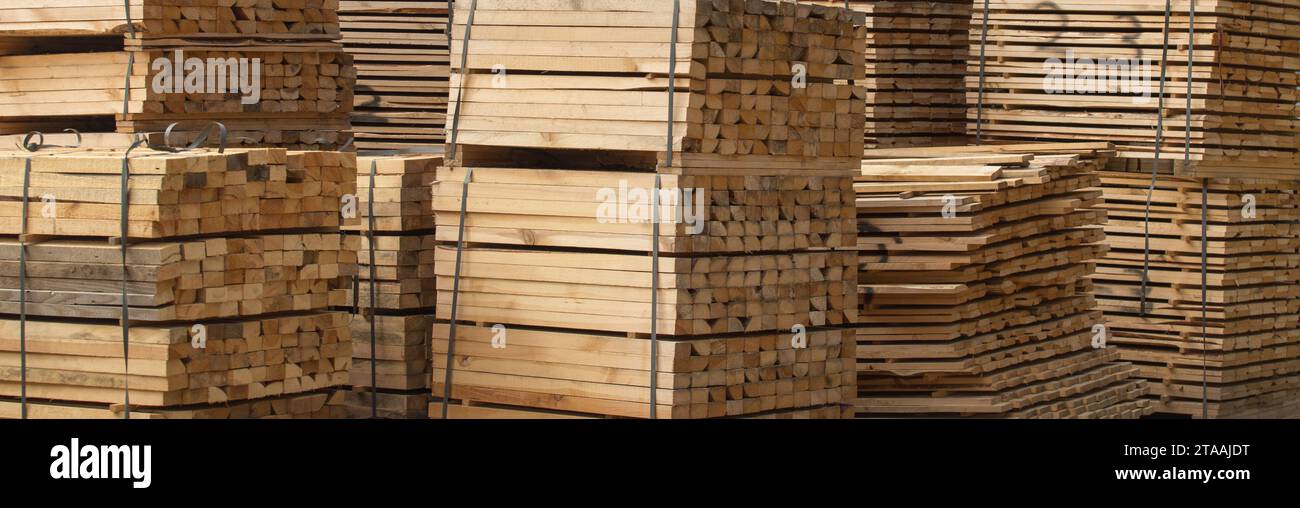 Stoccaggio in pila di legno legno legno materiali in legno industria del legno magazzino forestale. Foto Stock