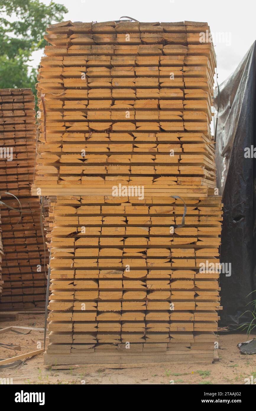 Stoccaggio in pila di legno legno legno materiali in legno materiale in legno materiale in legno materiale industriale in pila di legname. Foto Stock