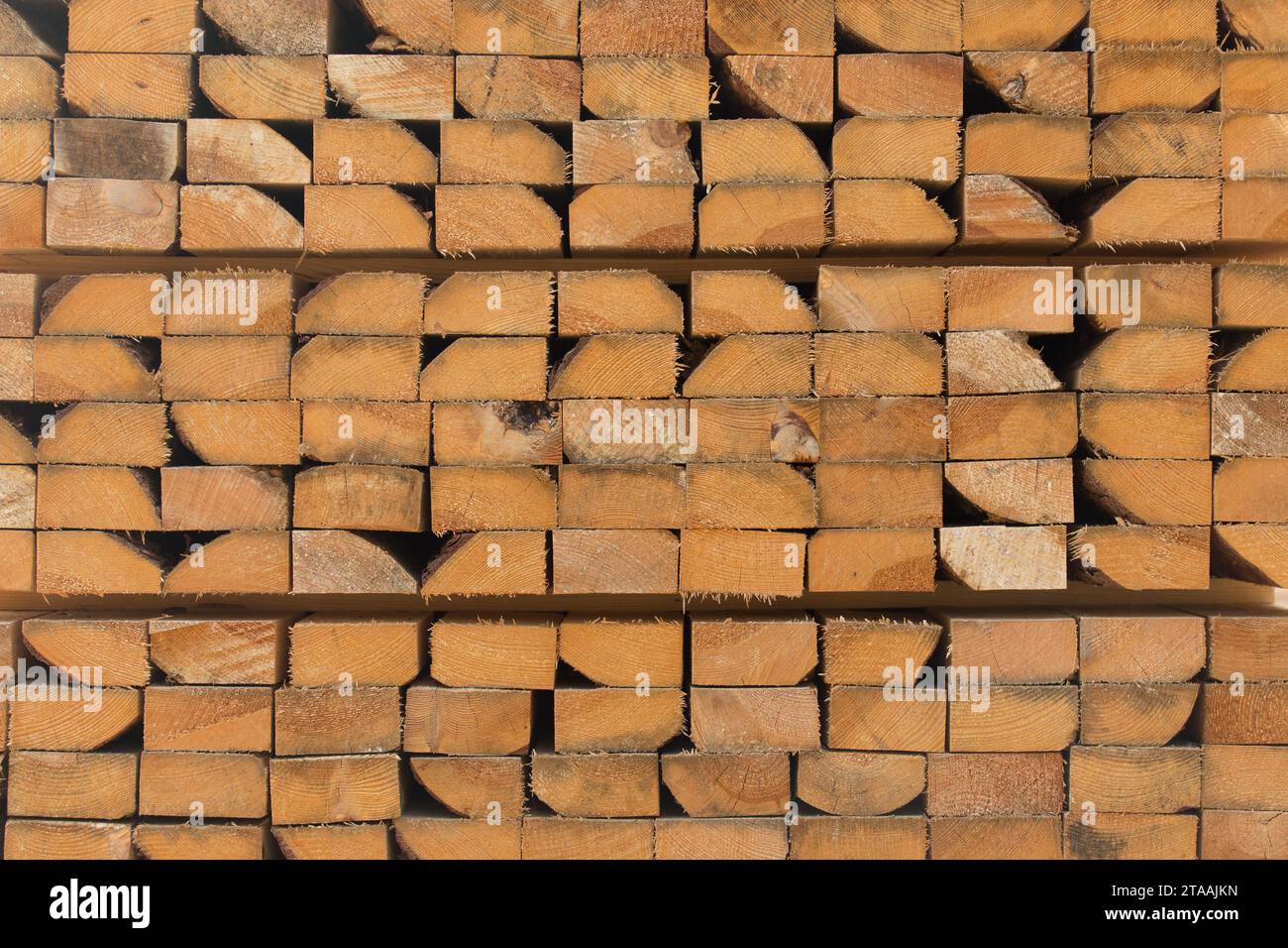 Struttura in pila di legno stoccaggio legname materiali in legno legno industria del legname fondo tavola naturale. Foto Stock