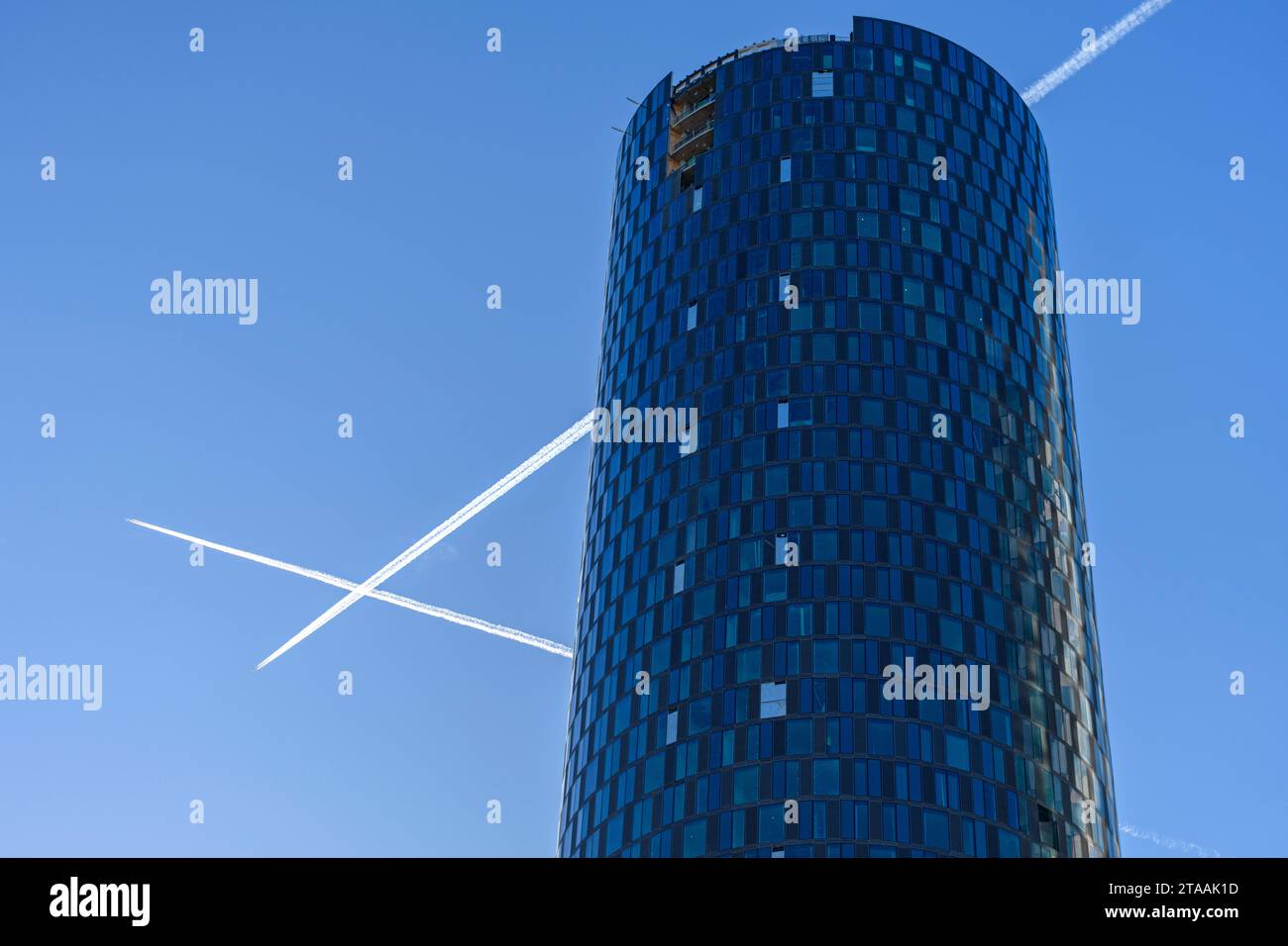 L'aereo si trova sopra il blocco di appartamenti Three60, Crown Street, Manchester, Inghilterra, Regno Unito Foto Stock