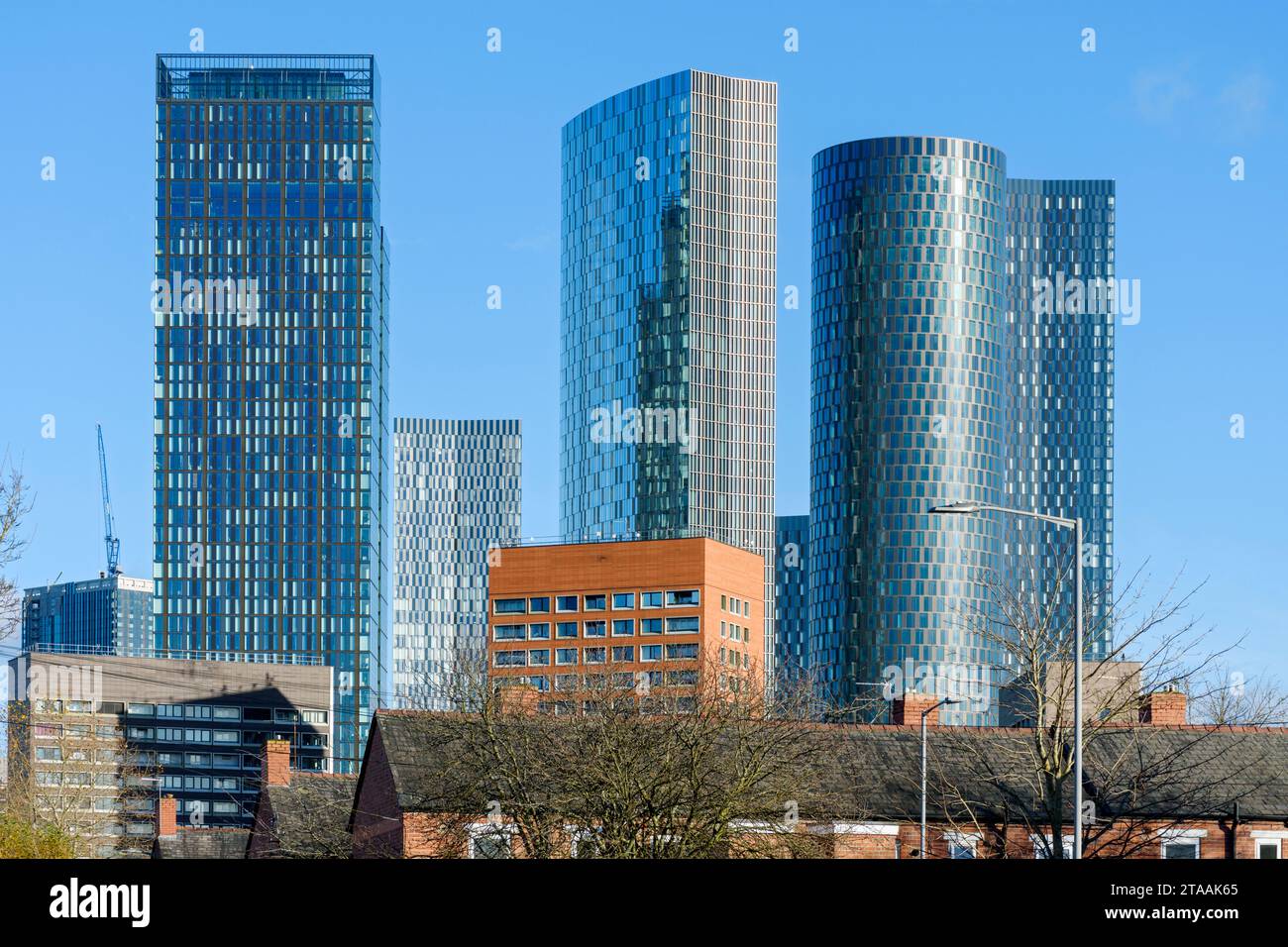 Elizabeth Tower, The Blade, The Three60 e uno degli appartamenti di Deansgate Square visti da Hulme, Manchester, Inghilterra, Regno Unito Foto Stock