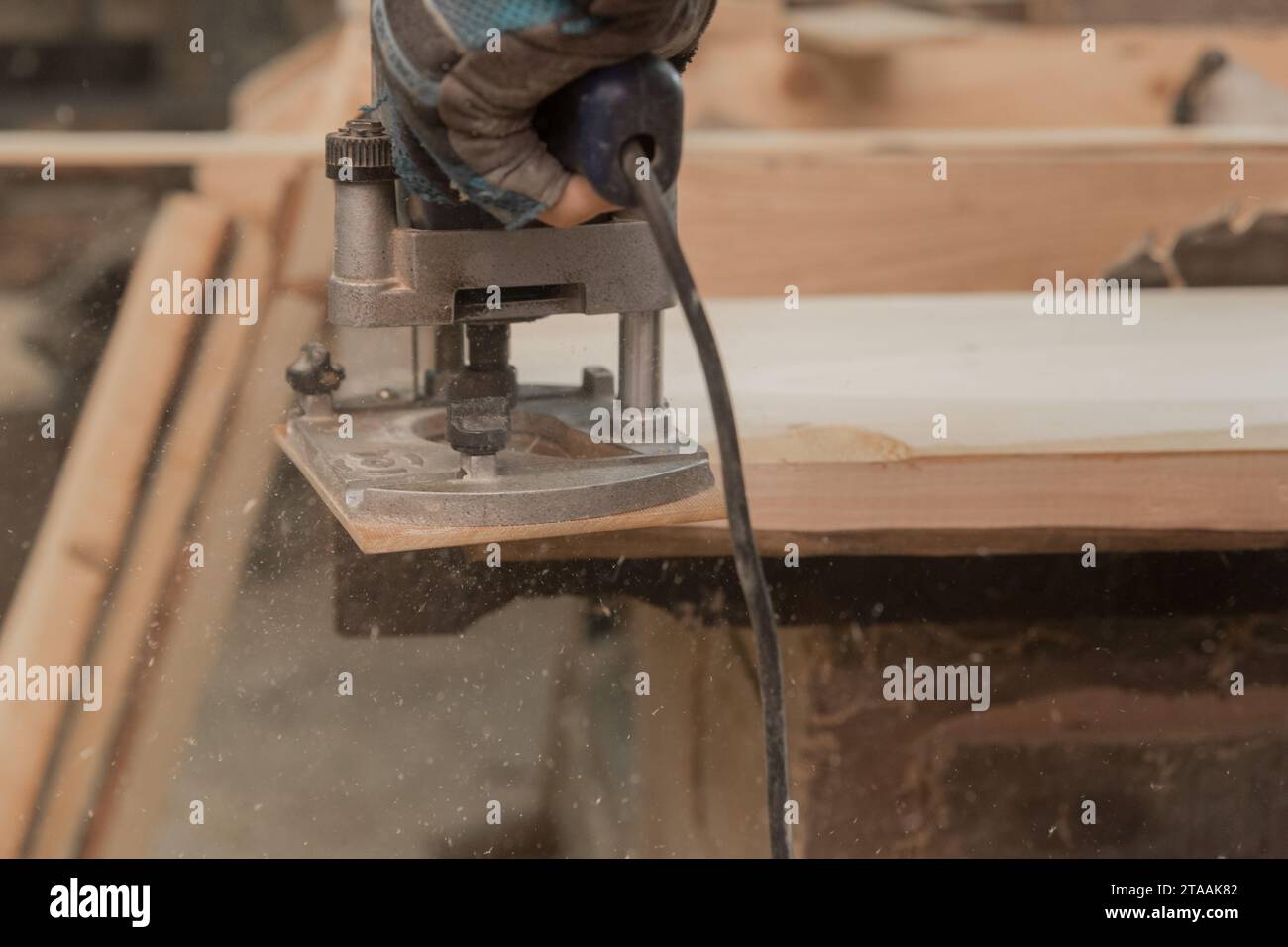 Utensile per smerigliatrice industriale manuale maschio oggetto per legno da vicino. Foto Stock