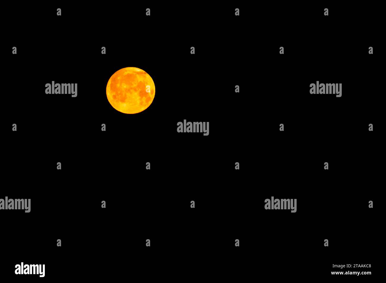 Oggetto luna giallo e arancione brillante nel cielo notturno. Foto Stock