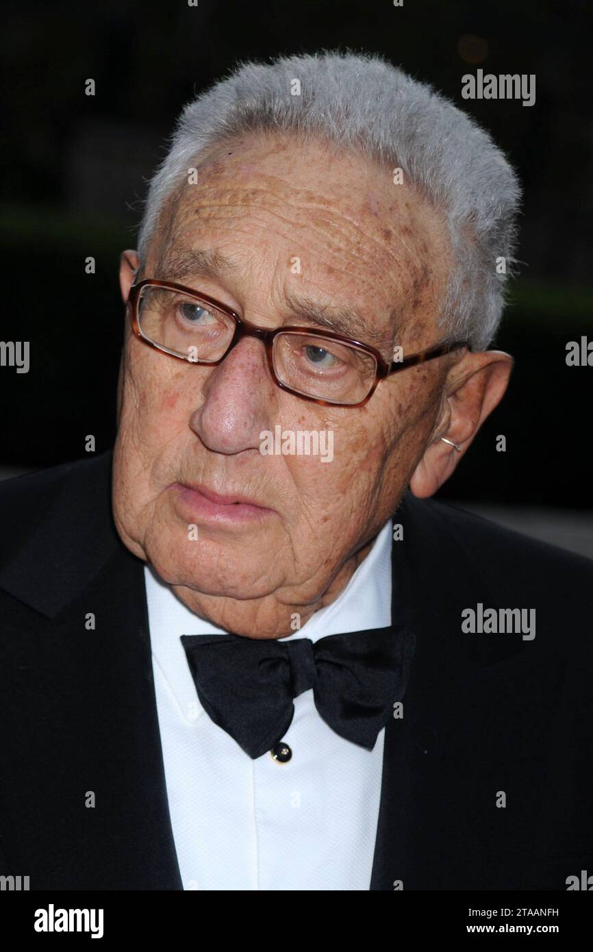 Manhattan, Stati Uniti d'America. 21 settembre 2009. NEW YORK - 21 SETTEMBRE: Henry Kissinger con Nancy Kissinger (moglie) frequenta la stagione 2009-10 del Metropolitan Opera inaugurando con una performance di "Tosca" al Lincoln Center for the Performing Arts il 21 settembre 2009 a New York City persone: Henry Kissinger Credit: Storms Media Group/Alamy Live News Foto Stock