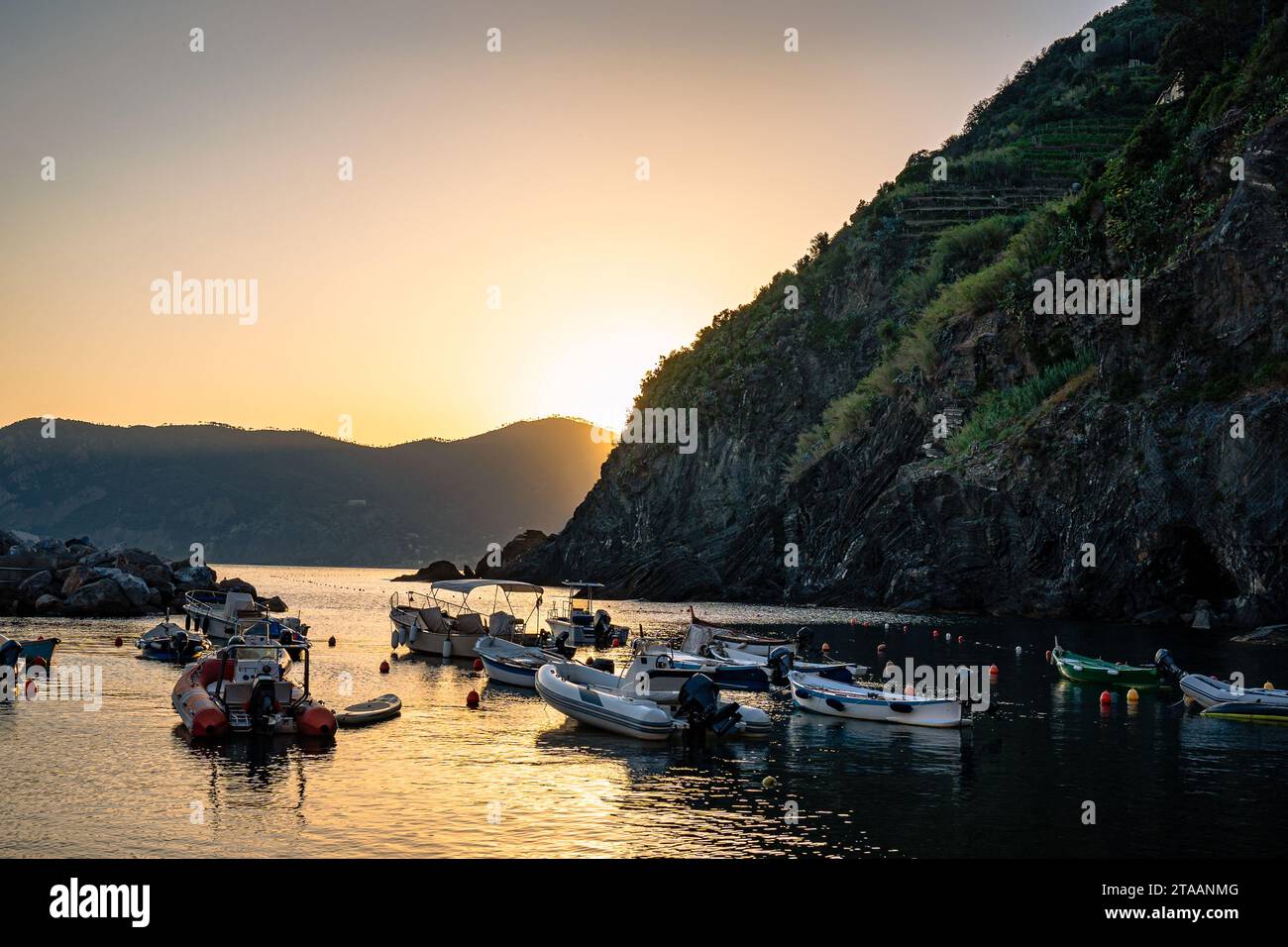 Tramonto sul mare ligure. Barche ancorate a Vernazza. Vista sulla natura delle cinque Terre Foto Stock