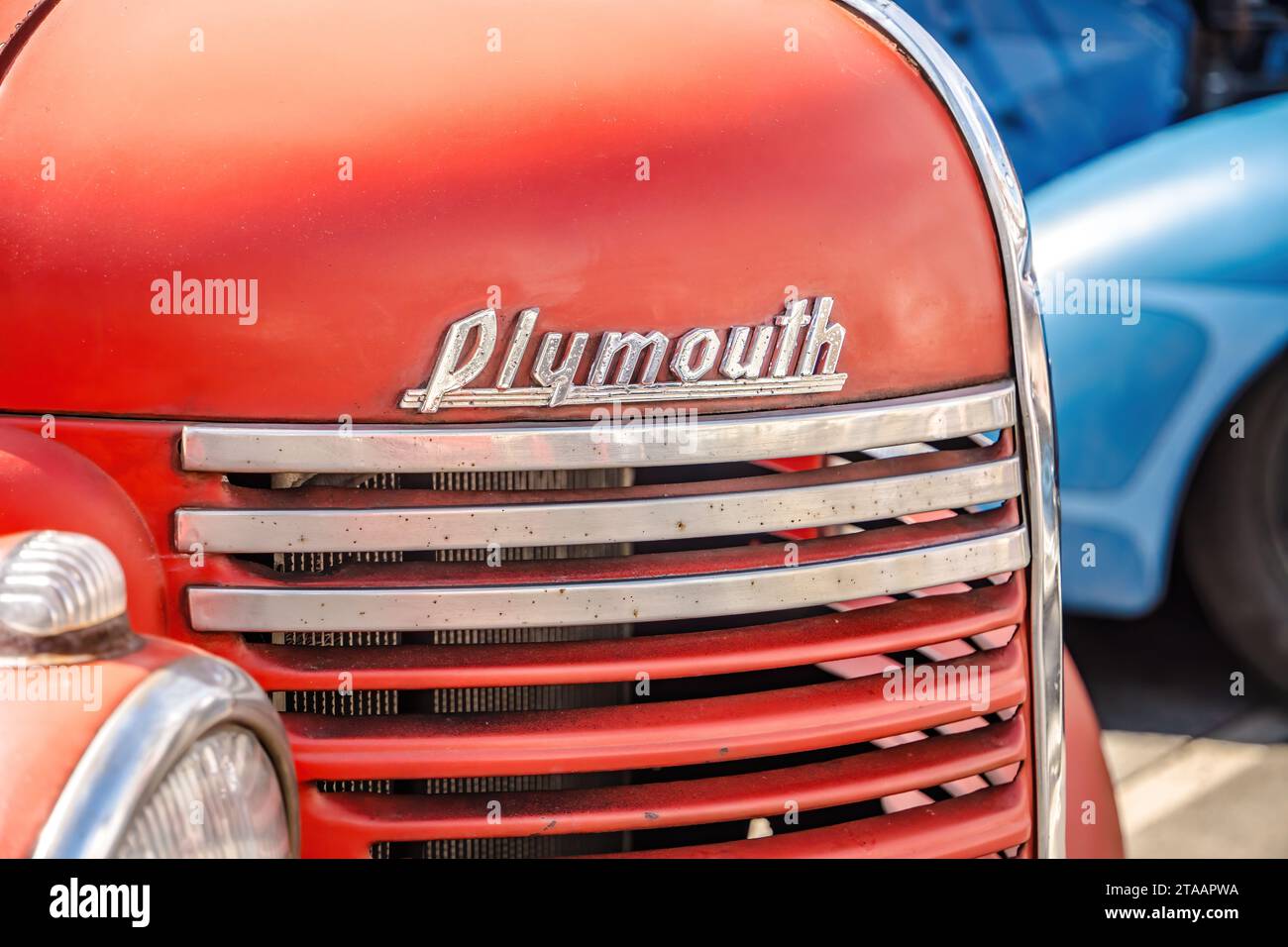 WETTENBERG, ASSIA, GERMANIA - 07 - 28 - 2023: LA scritta PLYMOUTH Truck Car in dettaglio su una mostra d'auto Golden Oldies a Krofdorf-Gleiberg, vicino a Giessen, He Foto Stock