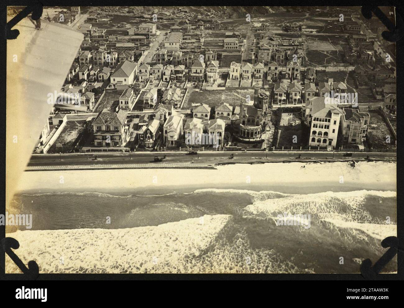 Vista aérea da praia de Copacabana, com uma parte do calçadão destruído pela ressaca (007ALA111). Foto Stock