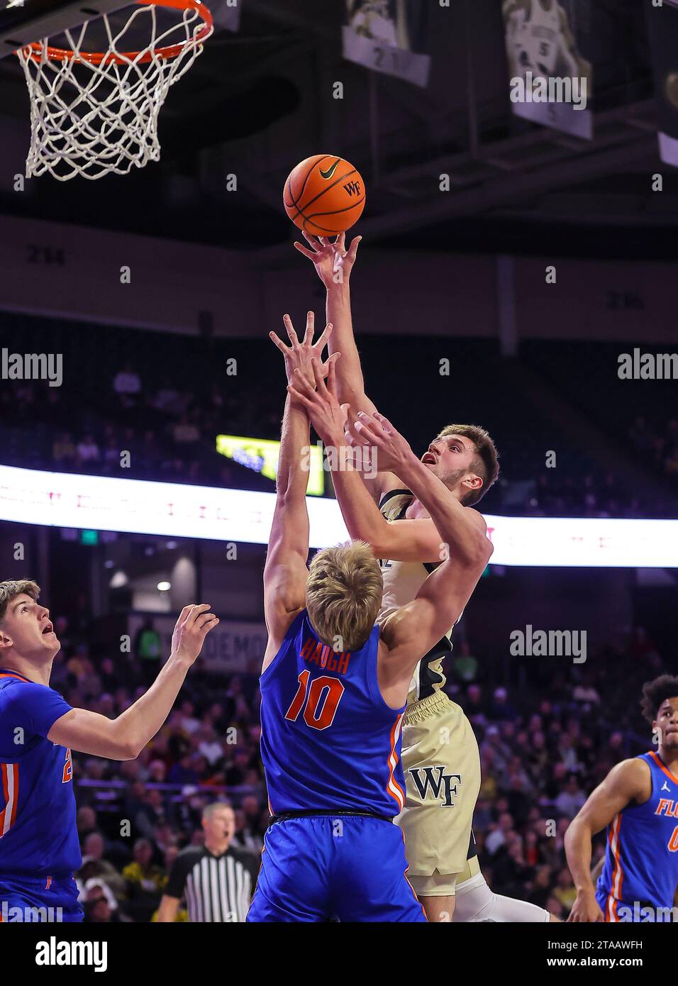 29 novembre 2023: Andrew Carr (11), senior di Wake Forest, va a segno contro il freshman della University of Florida Thomas Haugh (10). Partita di pallacanestro NCAA tra l'Università della Florida e la Wake Forest University al Lawrence Joel Veterans Memorial Coliseum, Winston Salem. North Carolina. David Beach/CSM Foto Stock