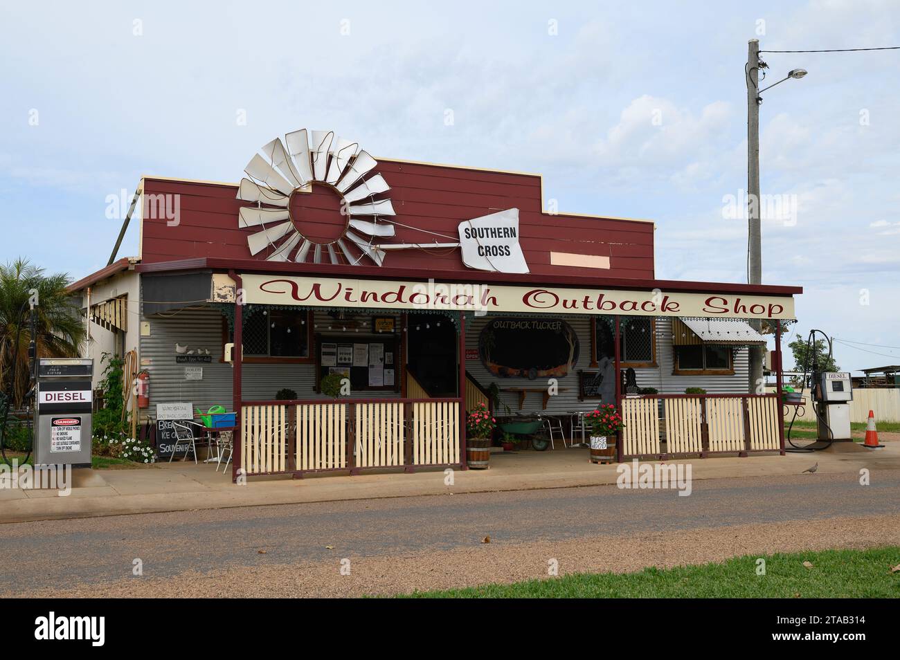 Caffetteria locale, caffetteria e distributore di benzina a Windorah, Outback Queensland, Australia Foto Stock