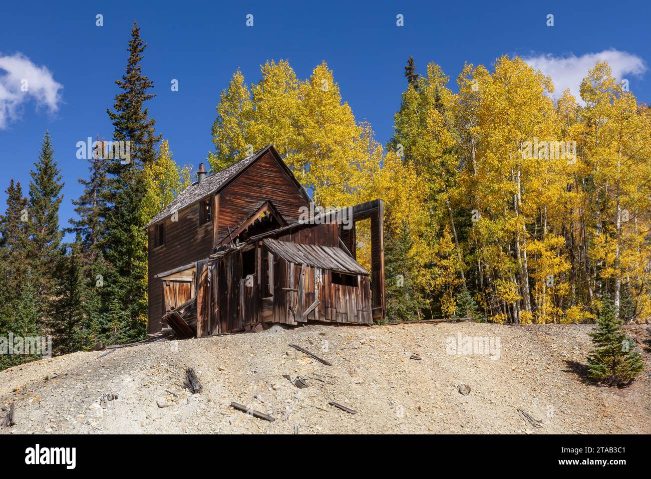 Residuo di una vecchia miniera in autunno, Red Mountain, Ouray County, San Juan Mountains, Colorado Foto Stock