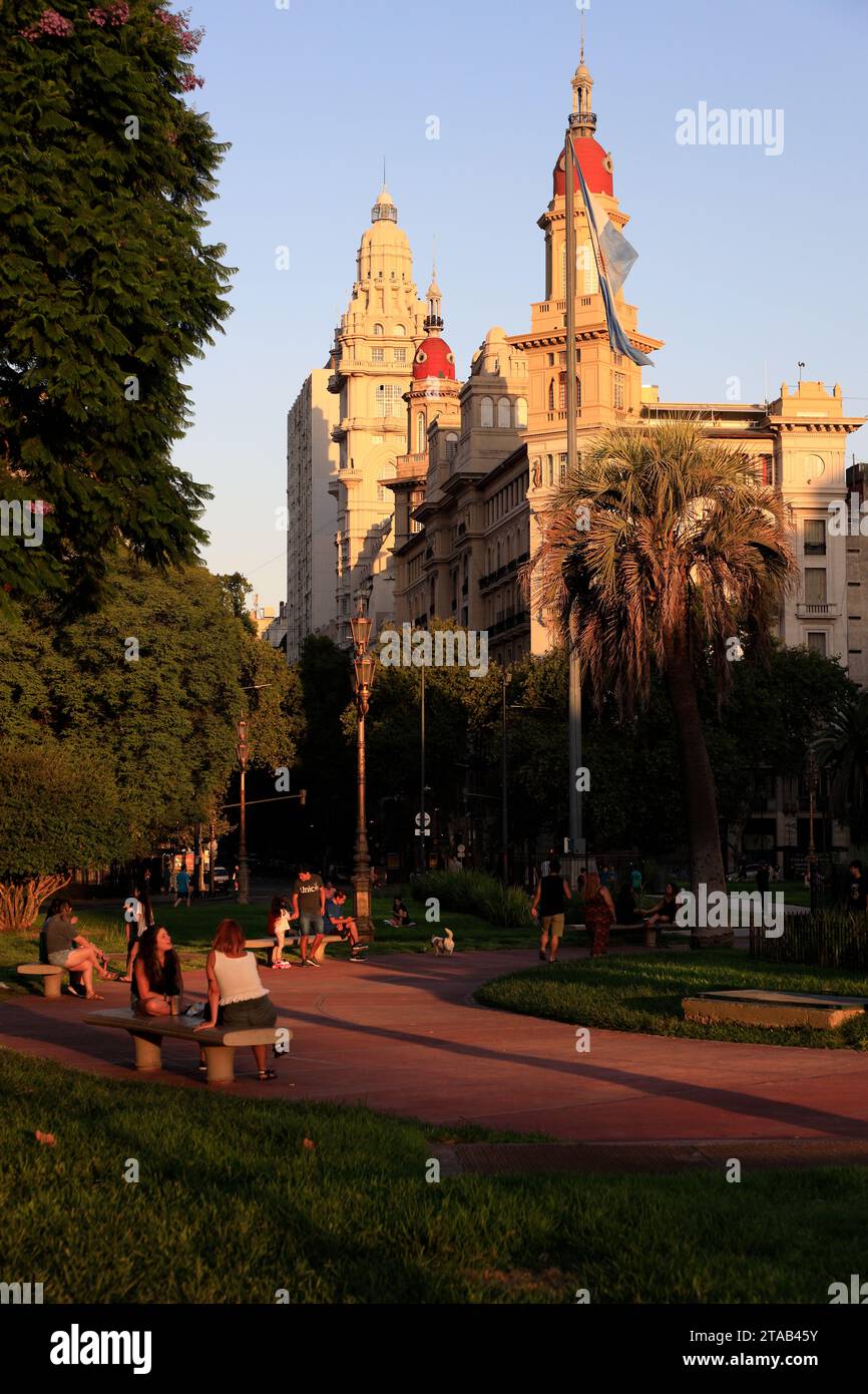 Plaza Mariano Moreno con edificio De la Inmobiliaria e Palacio salvo su Avenida de Mayo sullo sfondo.Buenos Aires.Argentina Foto Stock