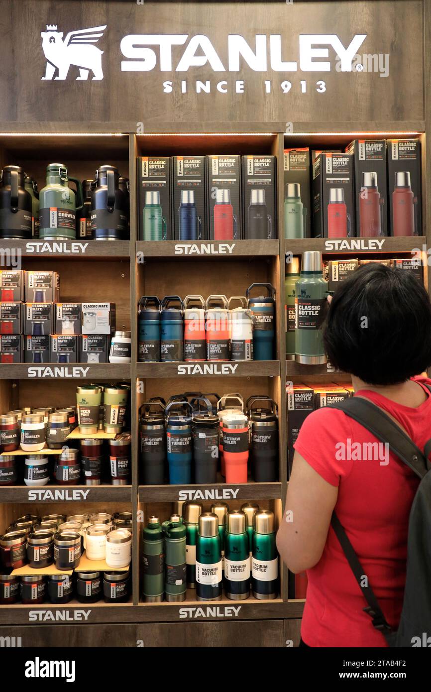 Una cliente donna che fa acquisti per un bicchiere isolato Stanley all'interno di un negozio a Buenos Aires. Argentina Foto Stock