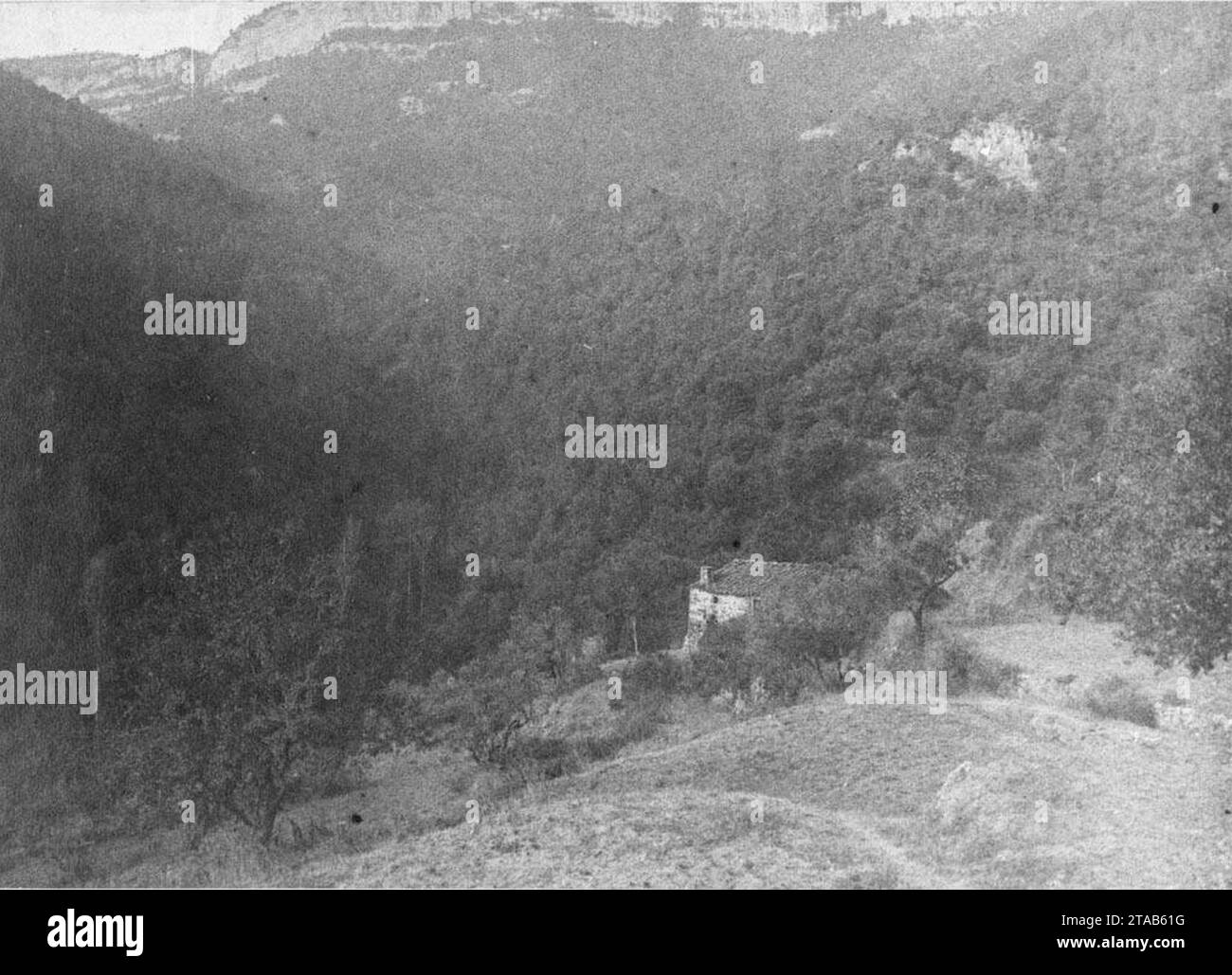 Vista llunyana de Cal Xico al sot del Bach de Figaró. Foto Stock