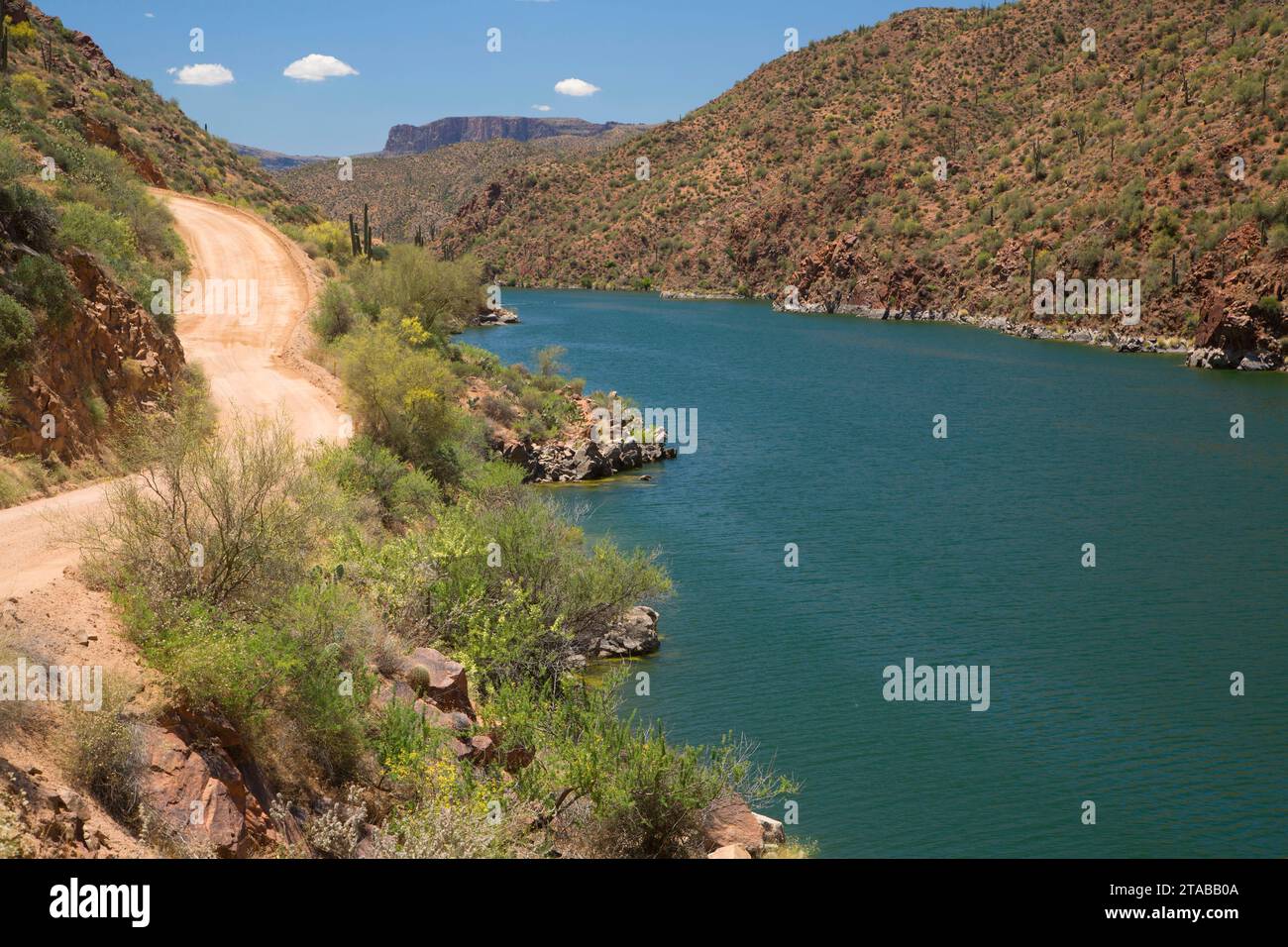 Lago di Apache Apache Trail Scenic Byway, Tonto National Forest, Arizona Foto Stock