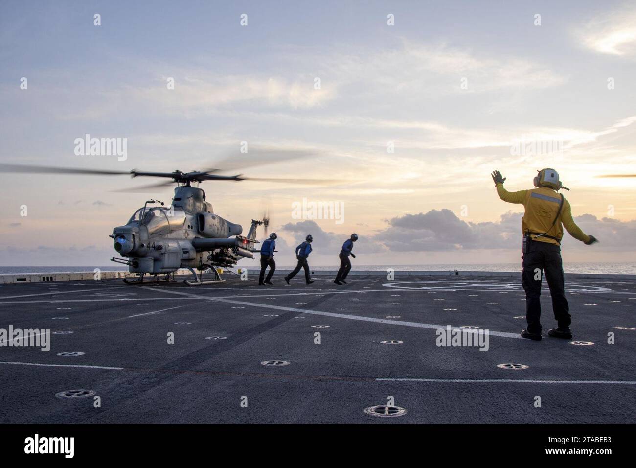 VMM-362 (Rein.) AH-1Z sulla USS Anchorage. Foto Stock