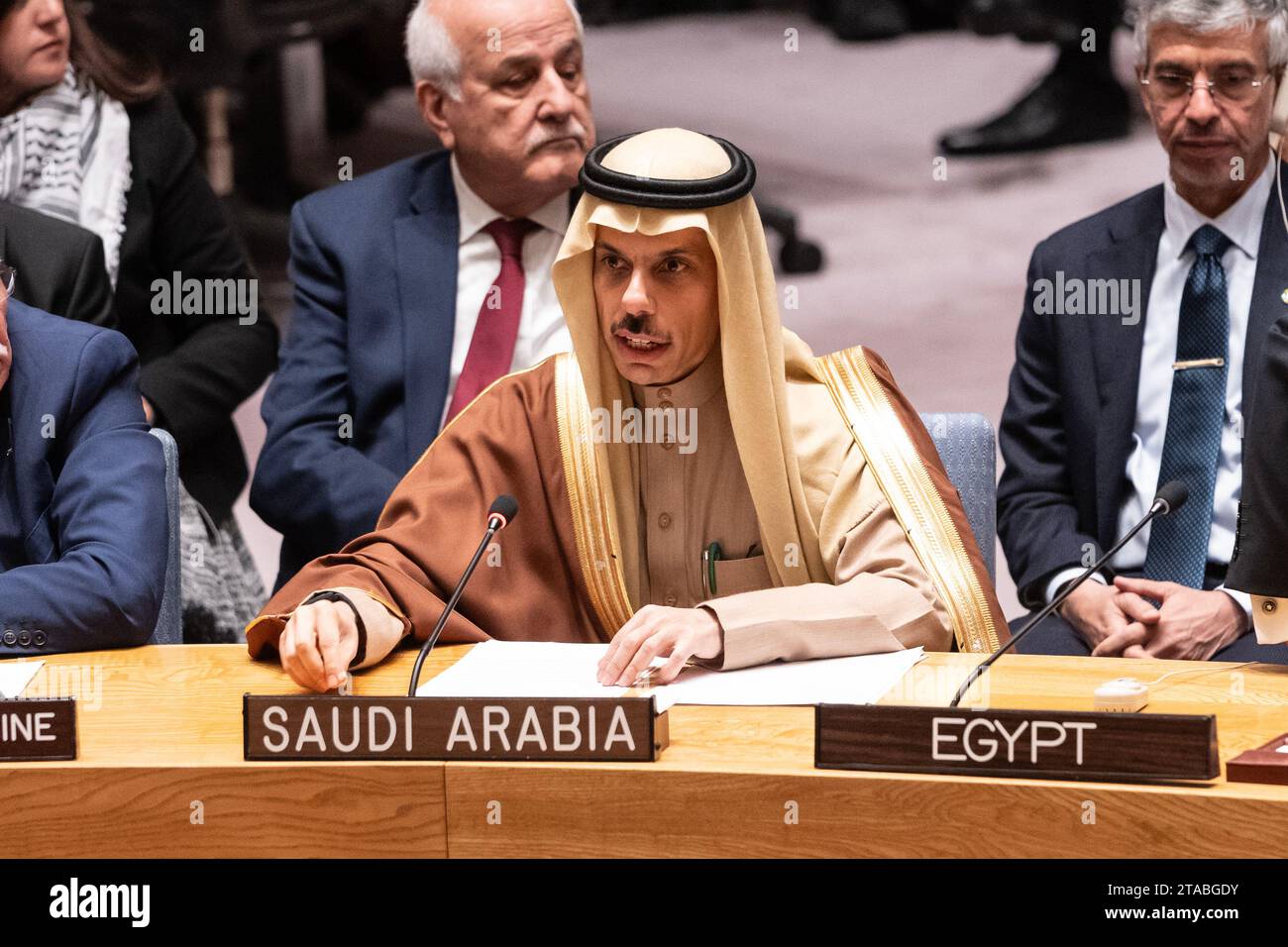 Il principe Faysal bin Farhan al Sa'ud, ministro degli affari esteri dell'Arabia Saudita, parla durante la riunione del SC sulla situazione in Medio Oriente, compresa la questione palestinese presso la sede delle Nazioni Unite a New York il 29 novembre 2023 Foto Stock